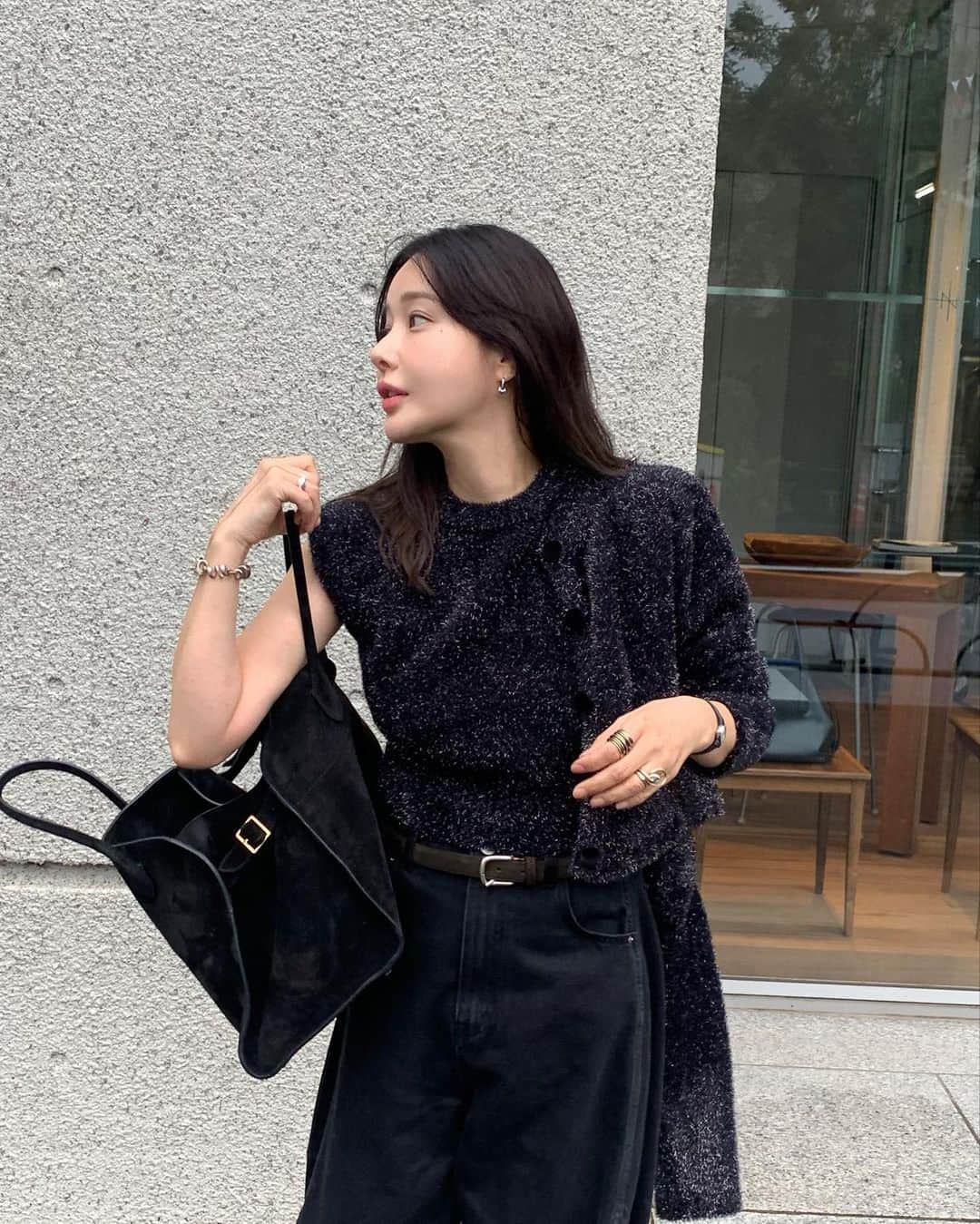 nanaさんのインスタグラム写真 - (nanaInstagram)「드디오 내게로온 풔얼~ 카디건과베스트!! (모두에게 오픈 되었쯥니다)실버는 케릭터 티셔츠에 입고푸고 베스트는 또 따로 화이트 셔츠에 입어야 하는데 하는데… 격한 독감덕에 아무것도 못하고 있습니다. 엉엉. 아쉬운 마음만큼 내일 아주아주 자세히 핏 보여드릴께요🖤  마니 따뜻 뜻뜻하옴니다」11月13日 21時48分 - luv__ribbon