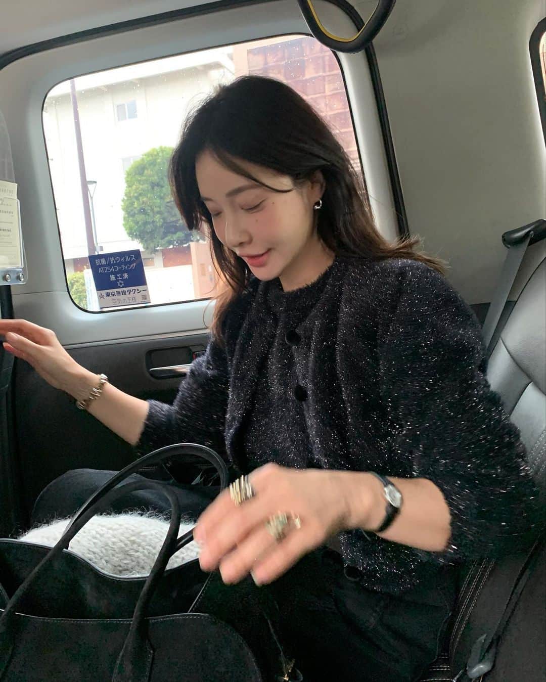 nanaさんのインスタグラム写真 - (nanaInstagram)「드디오 내게로온 풔얼~ 카디건과베스트!! (모두에게 오픈 되었쯥니다)실버는 케릭터 티셔츠에 입고푸고 베스트는 또 따로 화이트 셔츠에 입어야 하는데 하는데… 격한 독감덕에 아무것도 못하고 있습니다. 엉엉. 아쉬운 마음만큼 내일 아주아주 자세히 핏 보여드릴께요🖤  마니 따뜻 뜻뜻하옴니다」11月13日 21時48分 - luv__ribbon