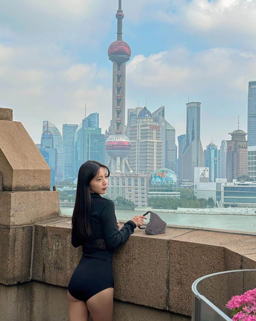 めいのインスタグラム：「🇨🇳China 私たちのストーリーは上海タワーから始めよう ・ ・ 我們的故事就從上海東方明珠開始說起 ・　 ・ ・ ・  —  #instapic#日本#china#寫真#portrait#사진#中國#上海#커피#ポートレート#japanesegirl#写真集#japan#photo_jpn#外灘#섹시#photo#写真部#フォロー#撮影#model#view#中国#tokyo#follow#和平飯店」