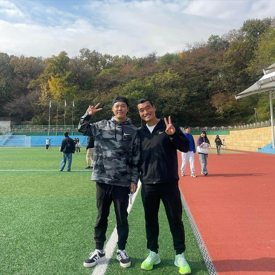 チョ・ウォニのインスタグラム：「춥게 시작해서 마지막은 불태우며🔥🔥🔥 강나미 축구잘함😜⚽️👍 @kangkangnam  #강남 #축구신동 #가야돼가야돼」