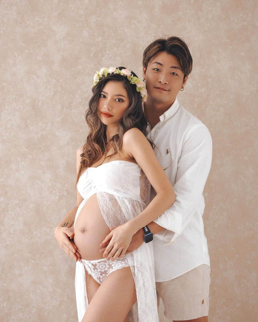 VIENNAさんのインスタグラム写真 - (VIENNAInstagram)「人生初めてのマタニティフォト🤰🏻💕  色んな人に絶対撮っといた方がいいって言われて早速行ってきました！やはりめっちゃいい思いができてもう既に泣きそう。 夫婦でちゃんとした写真撮るのも初めだから旦那が緊張で撮影中ずっとキョロキョロしてておもろかったw  後少しで会えるね👶🏼 ママとパパ頑張るよ♪」11月13日 21時50分 - viennadoll_official