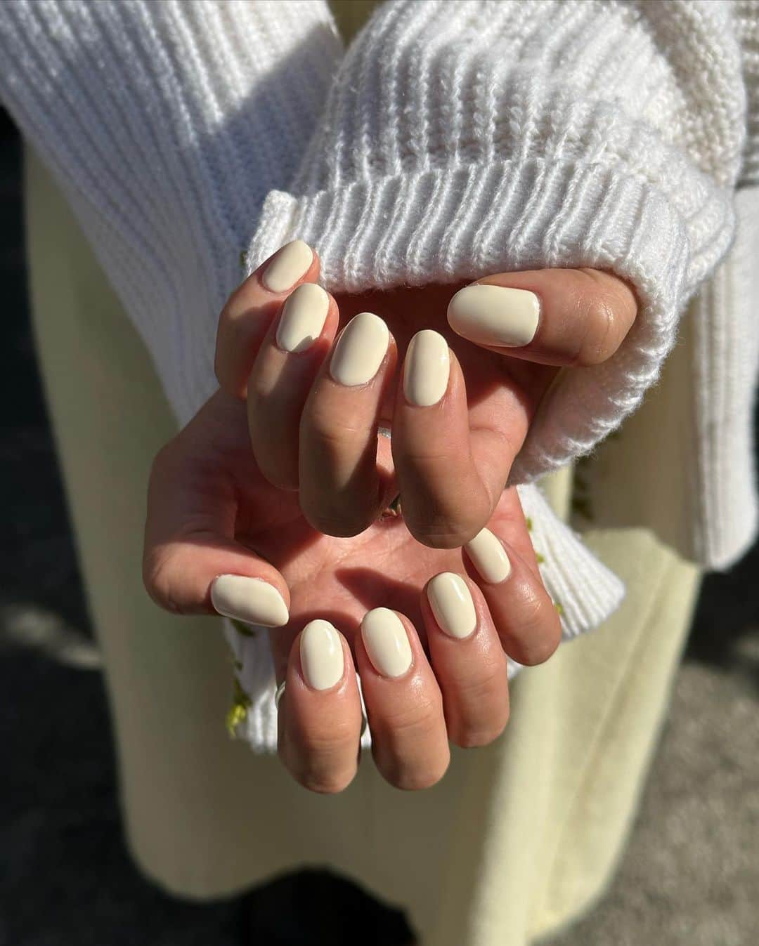 松山かなこのインスタグラム：「秋冬の白はアイボリー🦢  @beborn_tokyo  #nail #nails #naildesign #beborn」
