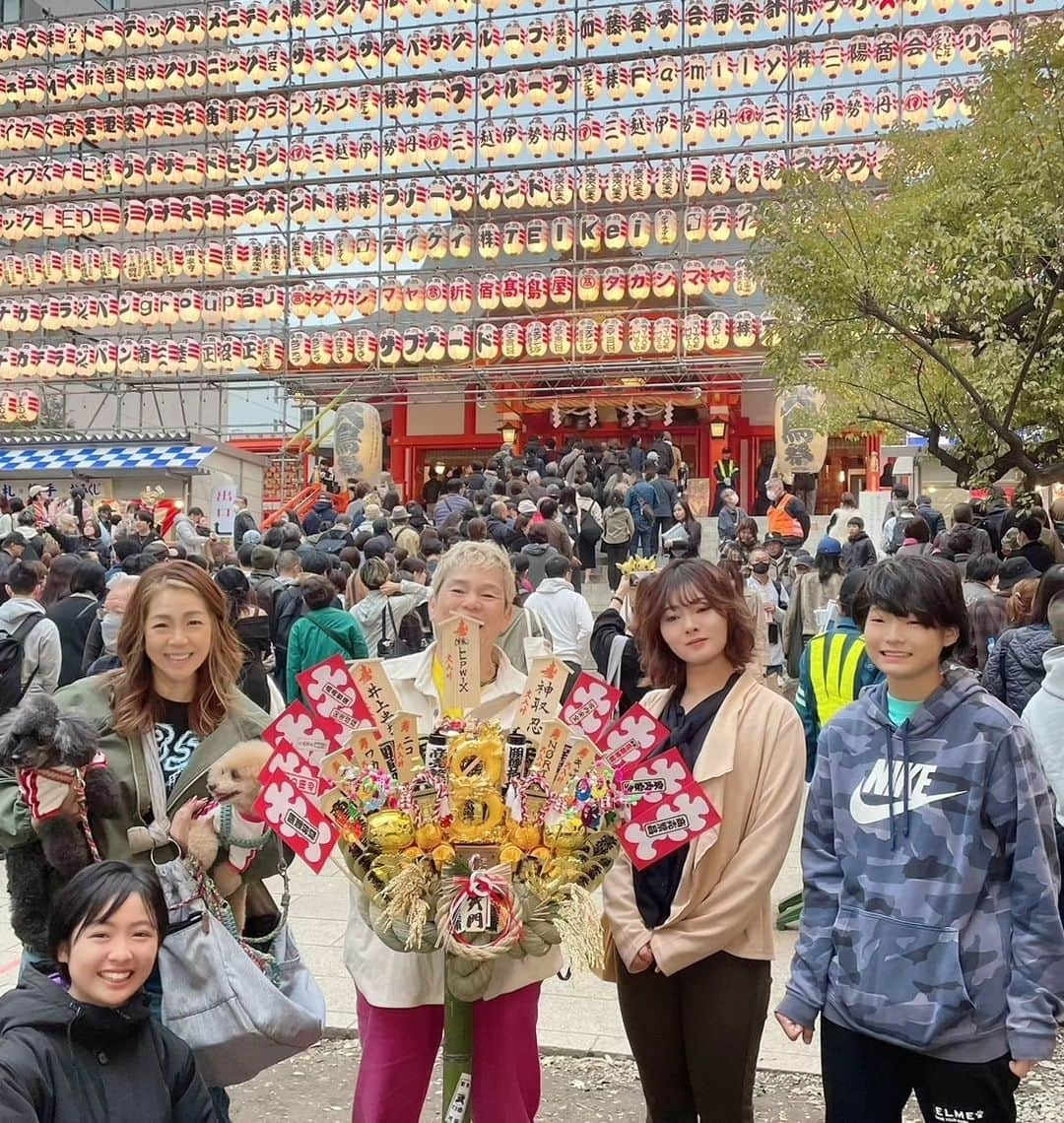 神取忍のインスタグラム：「先日の『一の酉』に行って来ましたー! 毎年恒例です! 続けていたら、老舗団体になりました(^^) 継続は力なりですね!!  今年はニコ、ワカ、夏姫も参加しました お酉さまは初めてらしく、 何か新鮮でした(^^) 11月21日(火) 【井上貴子35周年記念イベント】では デビュー出来なかったけど、 何かをやるか?やらないか? お楽しみにー(^^) #一の酉 #毎年恒例 #老舗団体 #継続  #井上貴子35周年イベント  #井上貴子 #プロレス  #神取忍」