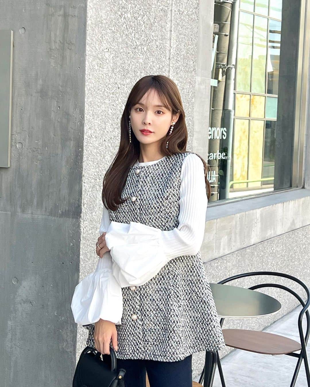 磯田 ひかる(Hikaru Isoda) のインスタグラム：「こんばんはෆ˚* また一週間始まりましたね〜！ 年末も見えてくるこの頃...🫨  この日はタフタスリーブのニットにツイードベストを合わせてました🖤  デニムはフレアタイプが最近お気に入り> ̫ <  【着用アイテム】 Knit @cadune_official  袖タフタニット ホワイト 38 ¥15,950  Vest @grl_official  ツイードペプラムベスト[al195] カラー :オフホワイト×黒 サイズ :F 価格 :¥2,999(税込)  Pants @gu_for_all_  ミドルライズフレアジーンズ(丈標準73.0～77.0cm) カラー: 69 NAVY サイズ: WOMEN S ¥2,990  Bag @polene_paris   —————————— picaru：162cm / 骨格ウェーブ 1st ブライトスプリング 2nd ブライトサマー  大人可愛いスタイルアップコーデ ヘアメイクを合わせた トータルスタイリングを提案🤍  不定期にストーリーで ファッションお悩み相談募集中🥰 ——————————  他の投稿を見る→【@picaruuu】」