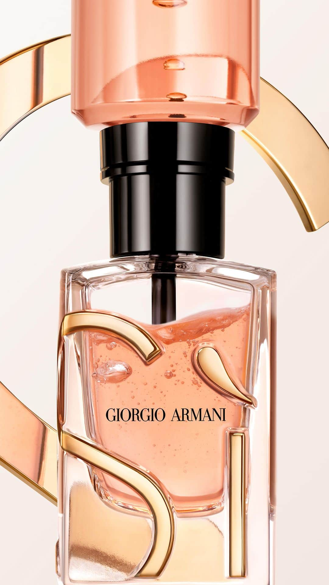 Armani Beautyのインスタグラム：「Say Sì to a refillable fragrance. The new SÌ EAU DE PARFUM INTENSE features an innovative refill system that makes its bottle reusable over time and contributes to saving glass, plastic, metal and cardboard for a more sustainable future.  #Armanibeauty #ArmaniSi #SaySi #Fragrance」