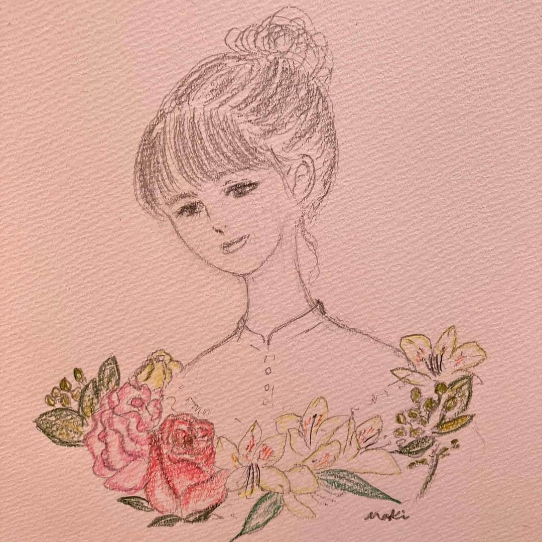 makiのインスタグラム：「・　・　・  お花に囲まれていたい　 そんな気持ち 描いてみました  加工してないのですが 同じものが違って撮れたので そのまま載せてみました  下手だけど、描くのが好き♪  ありがとうございます  #お花すき #おえかき #イラスト #えんぴつ画」