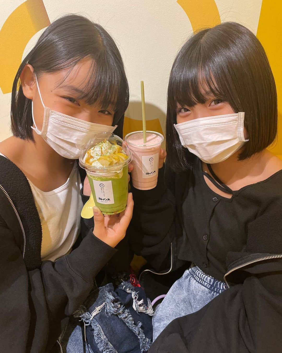 atukiyoのインスタグラム：「昨日、暗くなってからだったけど チラッと竹下通りに行きました！  イベントさせて頂いたバナナの神様にも遊びに行って バナナジュース飲んだよー🍌 あこは抹茶のバナナジュースが美味しかったみたいで 速攻飲み終わってました（笑） キラキラが⭐️型でめっちゃ可愛かった！  書かせてもらったサインと写真が飾ってあって 感動しました♡ サインを見に来てくれる子もいるんですよーって 聞いてろこまこあこんずの愛を感じました♡  竹下通りに行ったら是非行ってみてね🍌  ※ろこはテスト勉強中でいませんでした📖 _ _ _ _ _ _ _ _ _ _ _ _ _ _ _ _ _   ◽️YouTube◽️ ろこまこあこチャンネル ▶︎月、水、金曜日　17時〜 ▶︎ショート　16時〜  ろこチャンネル ▶︎木曜日　17時〜  ライブ配信 ▶︎火曜日　17時半〜  ◽️TikTok◽️ ろこまこあこ ▶︎ atukiyo0311 ろこ（母管理）▶︎ rocoz.0517rma  ◽️Instagram◽️ ろこ（母管理）▶︎ @rocoroco0517 まこ（母管理）▶︎ @macomacomacorun  あこ（母管理）▶︎ @acoacoaconz  _ _ _ _ _ _ _ _ _ _ _ _ _ _ _ _ _ _  #kidsfashion#三姉妹#youtube#youtuber#ろこまこあこ#キッズコーデ#小学生コーデ#jc2#js6#twins#双子#コーデ#kids」