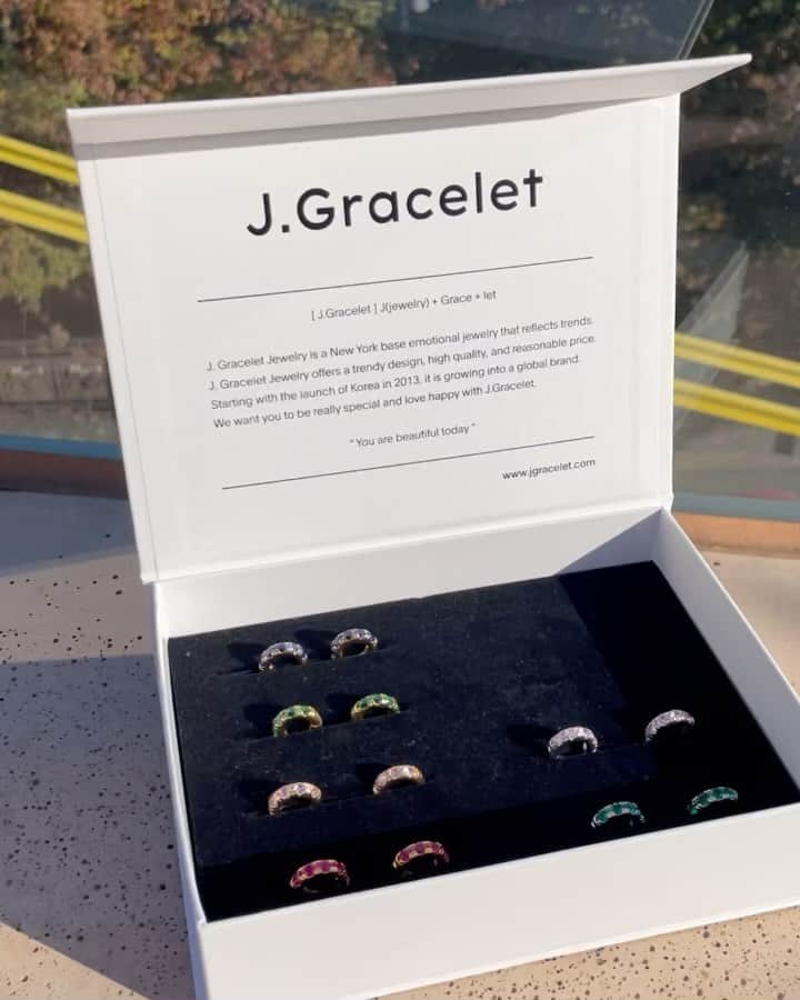アン・ソニョンのインスタグラム：「Round volume earrings 자연광‼️ 아무런 보정 없는 기본 아이폰 카메라로 찍은 영상입니다☺️ 햇빛 아래에서 보니 역시 리얼 스톤 원석답게 더 반짝반짝 빛나지 않나요?😍😍 조명빨,보정빨 전~~~~~혀 받지 않아도 빛을 발하는 라운드볼륨귀걸이✨ 방송에서 보던 매력과 또 다른 매력이 보이시나요? 이게 진정 high-end luxury jewellery💎💎 한달에 약 3만원대 가격으로 나를 위한 셀프 선물 이정도는 해줘야되지 않을까요❤️」