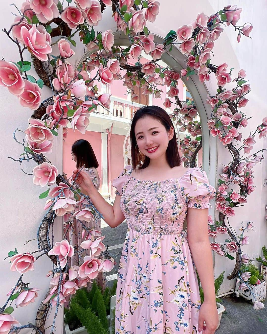 江頭ひなたさんのインスタグラム写真 - (江頭ひなたInstagram)「Stylish cafe in Phuket. The walls are covered in pink roses and are very cute. The cake was also delicious.  @aungkuphuket  プーケットの映えカフェ💕 外観も可愛いし、ケーキも美味しかった💕  Photo by @minami_matsunaka  #phuket #プーケット #ภูเก็ต #thai #thailand #thailandtravel #travel #trip #タイ旅行 #海外旅行 #タイ」11月13日 21時56分 - hinataeto