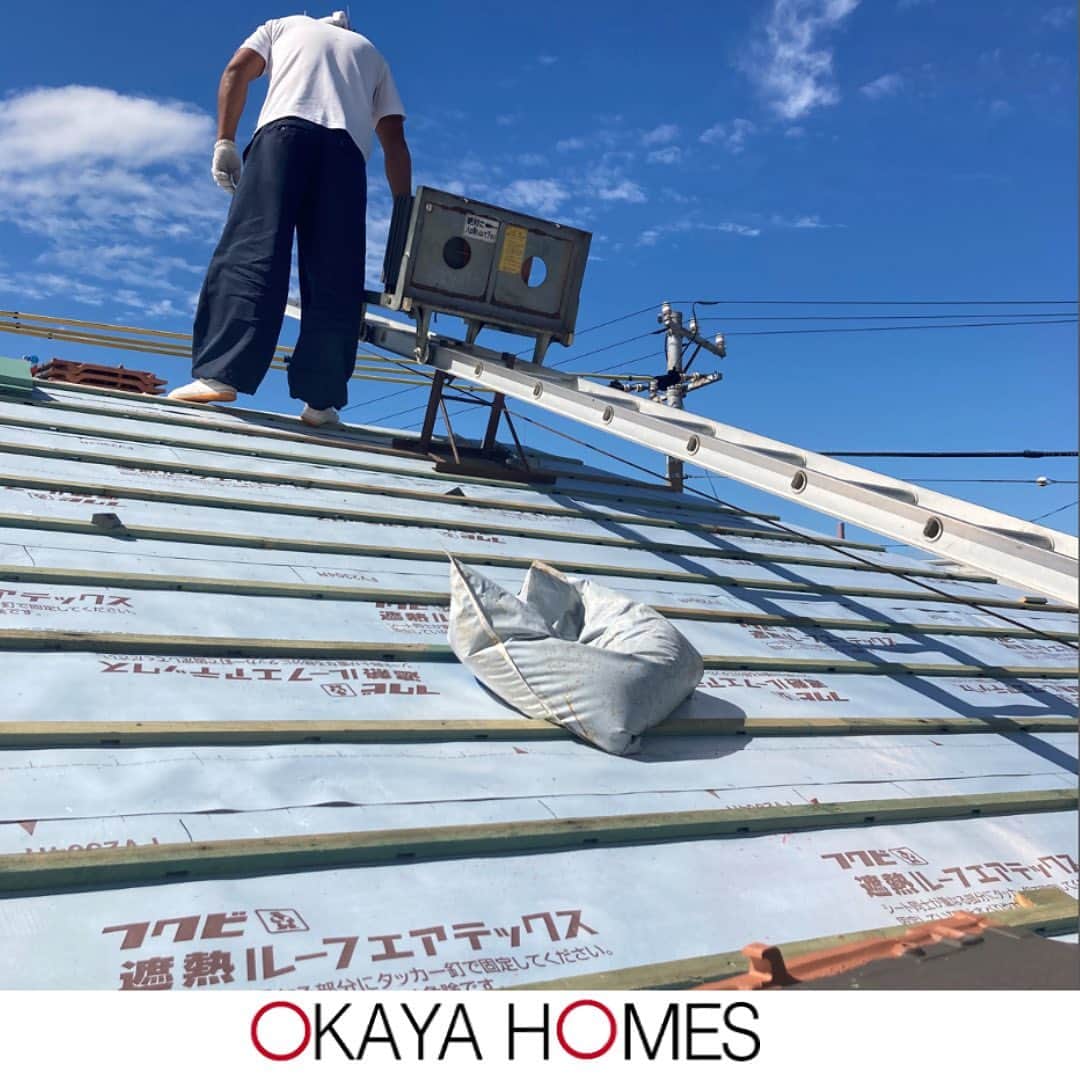 岡谷ホームズ株式会社さんのインスタグラム写真 - (岡谷ホームズ株式会社Instagram)「■愛知・名古屋　 岐阜　三重県北部にて 自然素材の家・健康住宅を手掛ける 岡谷ホームズです。 「深呼吸したくなる家」づくりをしています。  本日は、お家ができるまでの「屋根工事」について ご紹介いたします。 屋根の組み立てが終わったら、 いよいよ屋根の工事に入ります。  １階から機械を使い屋根に材料を上げます。 屋根の構造材の上に構造用合板を貼っていき、 その上に透湿防水シートを施工し、 屋根材を葺きます。  これで屋根の工事は完成です！  次回も、お家ができるまでの様子を レポートしていきますね！ お楽しみに！  #注文住宅愛知 #自然素材の家 #岡谷ホームズ #新築一戸建て #マイホーム #マイホーム計画 #家づくり #暮らしを楽しむ #快適な暮らし #組み立て工事 #家づくりの記録 #屋根工事」11月14日 10時00分 - okayahomes