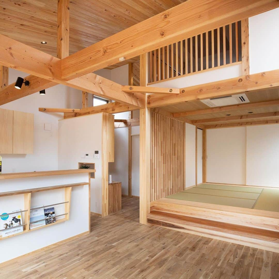 クボタ住建さんのインスタグラム写真 - (クボタ住建Instagram)「「木の家だからできること」  #クボタ住建  リビングとゆるかやにつながる和室 畳に寝転がったり、床に直接座って家事や仕事ができたり、また子どもの遊び場としても安心  家族の暮らしに合わせて、段差をつけた小上がり畳コーナーも人気です♪開放的でフラットな畳空間も◎  ＜クボタ住建施工＞  @kubota_jyuken  #和室 #小上がり和室 #リビング #畳のある暮らし  #い草 #和紙畳 #和モダン #暮らしの風景  クボタ住建は優しく温かい自然素材の木の家をつくります HP & more photos→@kubota_jyuken 施工事例多数掲載しております。 ホームページへもぜひ↓ https://kubotajyuken.com/  ⭐︎スタッフブログ⭐︎ https://kubotajyuken.com/blog/  #クボタ住建 #神奈川の注文住宅 #大和市#湘南の家#suumo注文住宅 #自由設計 #木の家 #無垢の家 #自然素材の家 #和モダンな家 #暮らしをつくる #暮らしを楽しむ #丁寧な暮らし#構造現し  クボタ住建 棟梁の自宅、随時見学受付ます。 資料請求やお問い合わせも是非。 メッセージDMでもどうぞ」11月13日 22時00分 - kubota_jyuken