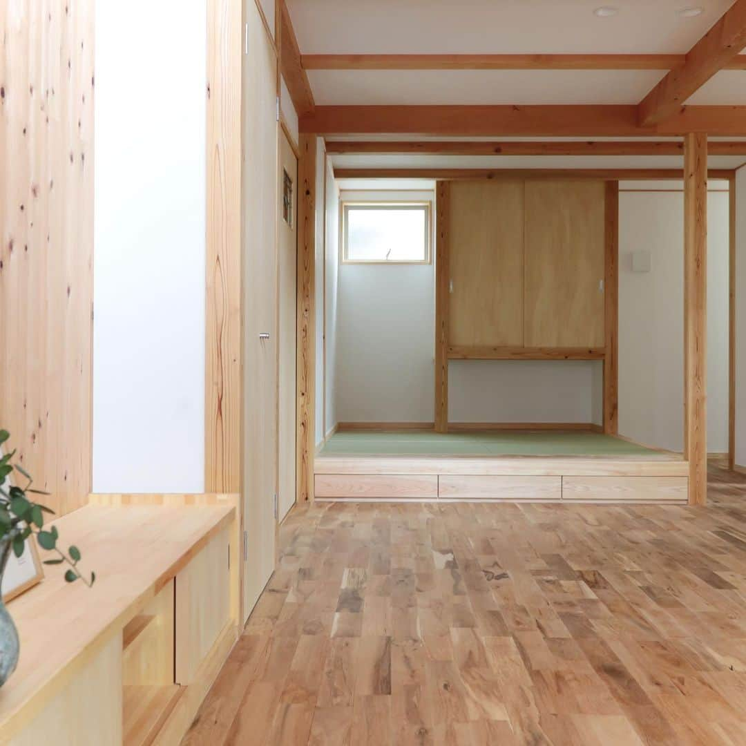 クボタ住建さんのインスタグラム写真 - (クボタ住建Instagram)「「木の家だからできること」  #クボタ住建  リビングとゆるかやにつながる和室 畳に寝転がったり、床に直接座って家事や仕事ができたり、また子どもの遊び場としても安心  家族の暮らしに合わせて、段差をつけた小上がり畳コーナーも人気です♪開放的でフラットな畳空間も◎  ＜クボタ住建施工＞  @kubota_jyuken  #和室 #小上がり和室 #リビング #畳のある暮らし  #い草 #和紙畳 #和モダン #暮らしの風景  クボタ住建は優しく温かい自然素材の木の家をつくります HP & more photos→@kubota_jyuken 施工事例多数掲載しております。 ホームページへもぜひ↓ https://kubotajyuken.com/  ⭐︎スタッフブログ⭐︎ https://kubotajyuken.com/blog/  #クボタ住建 #神奈川の注文住宅 #大和市#湘南の家#suumo注文住宅 #自由設計 #木の家 #無垢の家 #自然素材の家 #和モダンな家 #暮らしをつくる #暮らしを楽しむ #丁寧な暮らし#構造現し  クボタ住建 棟梁の自宅、随時見学受付ます。 資料請求やお問い合わせも是非。 メッセージDMでもどうぞ」11月13日 22時00分 - kubota_jyuken