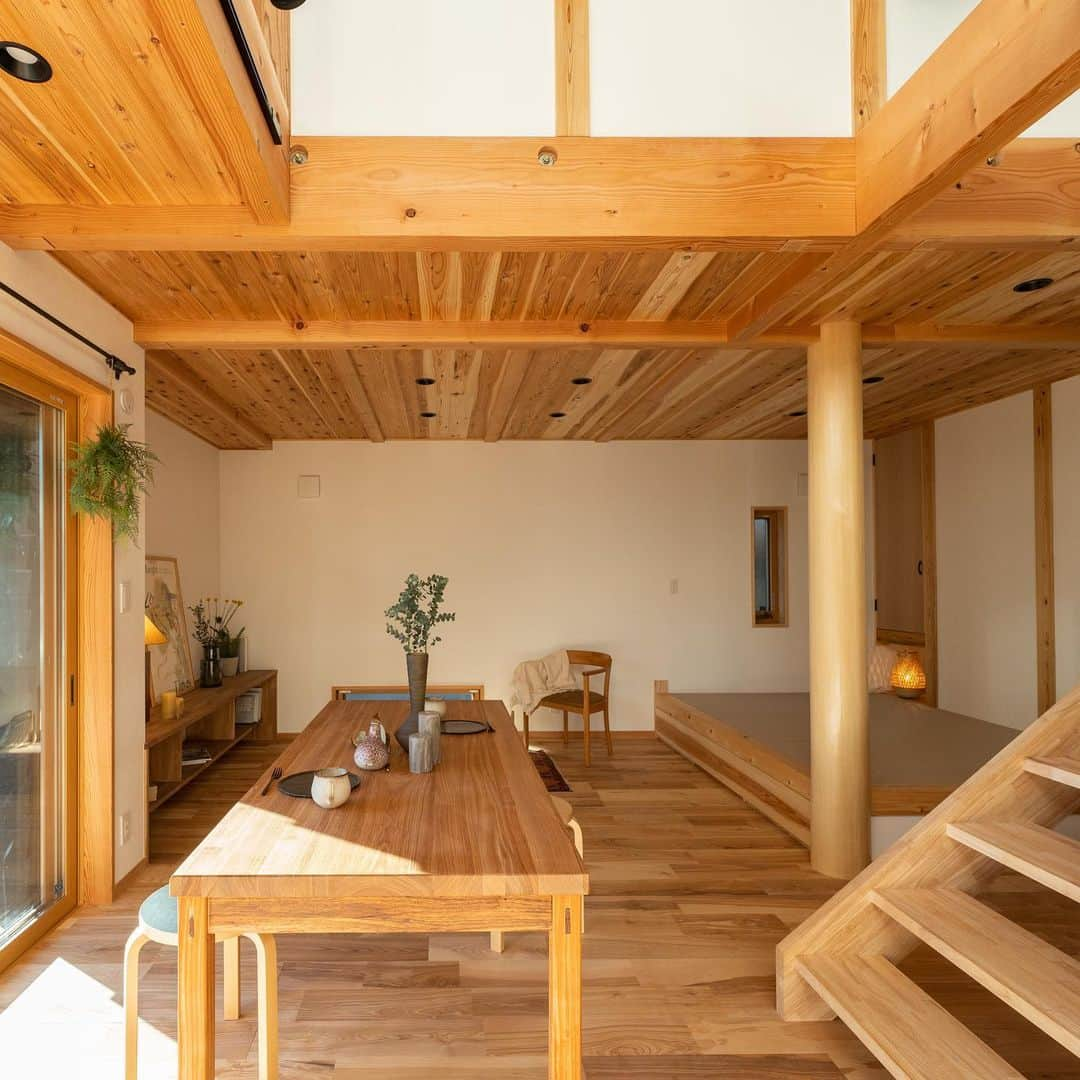 クボタ住建さんのインスタグラム写真 - (クボタ住建Instagram)「「木の家だからできること」  #クボタ住建  リビングとゆるかやにつながる和室 畳に寝転がったり、床に直接座って家事や仕事ができたり、また子どもの遊び場としても安心  家族の暮らしに合わせて、段差をつけた小上がり畳コーナーも人気です♪開放的でフラットな畳空間も◎  ＜クボタ住建施工＞  @kubota_jyuken  #和室 #小上がり和室 #リビング #畳のある暮らし  #い草 #和紙畳 #和モダン #暮らしの風景  クボタ住建は優しく温かい自然素材の木の家をつくります HP & more photos→@kubota_jyuken 施工事例多数掲載しております。 ホームページへもぜひ↓ https://kubotajyuken.com/  ⭐︎スタッフブログ⭐︎ https://kubotajyuken.com/blog/  #クボタ住建 #神奈川の注文住宅 #大和市#湘南の家#suumo注文住宅 #自由設計 #木の家 #無垢の家 #自然素材の家 #和モダンな家 #暮らしをつくる #暮らしを楽しむ #丁寧な暮らし#構造現し  クボタ住建 棟梁の自宅、随時見学受付ます。 資料請求やお問い合わせも是非。 メッセージDMでもどうぞ」11月13日 22時00分 - kubota_jyuken