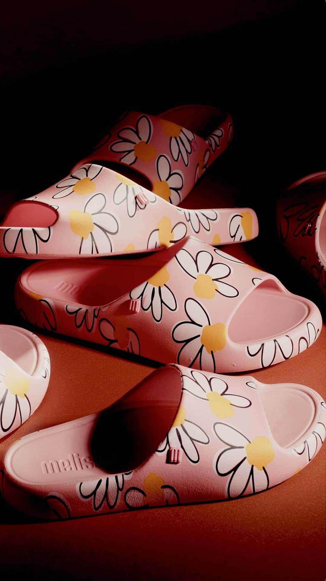 メリッサのインスタグラム：「Com a minha #MelissaFreePrintSlide, cada close é uma obra de arte em si. ✨📸 ⁣ Já separou a sua, bestie? ⁣ Disponível agora no #ClubeMelissa e na nossa loja virtual. 💞⁣」