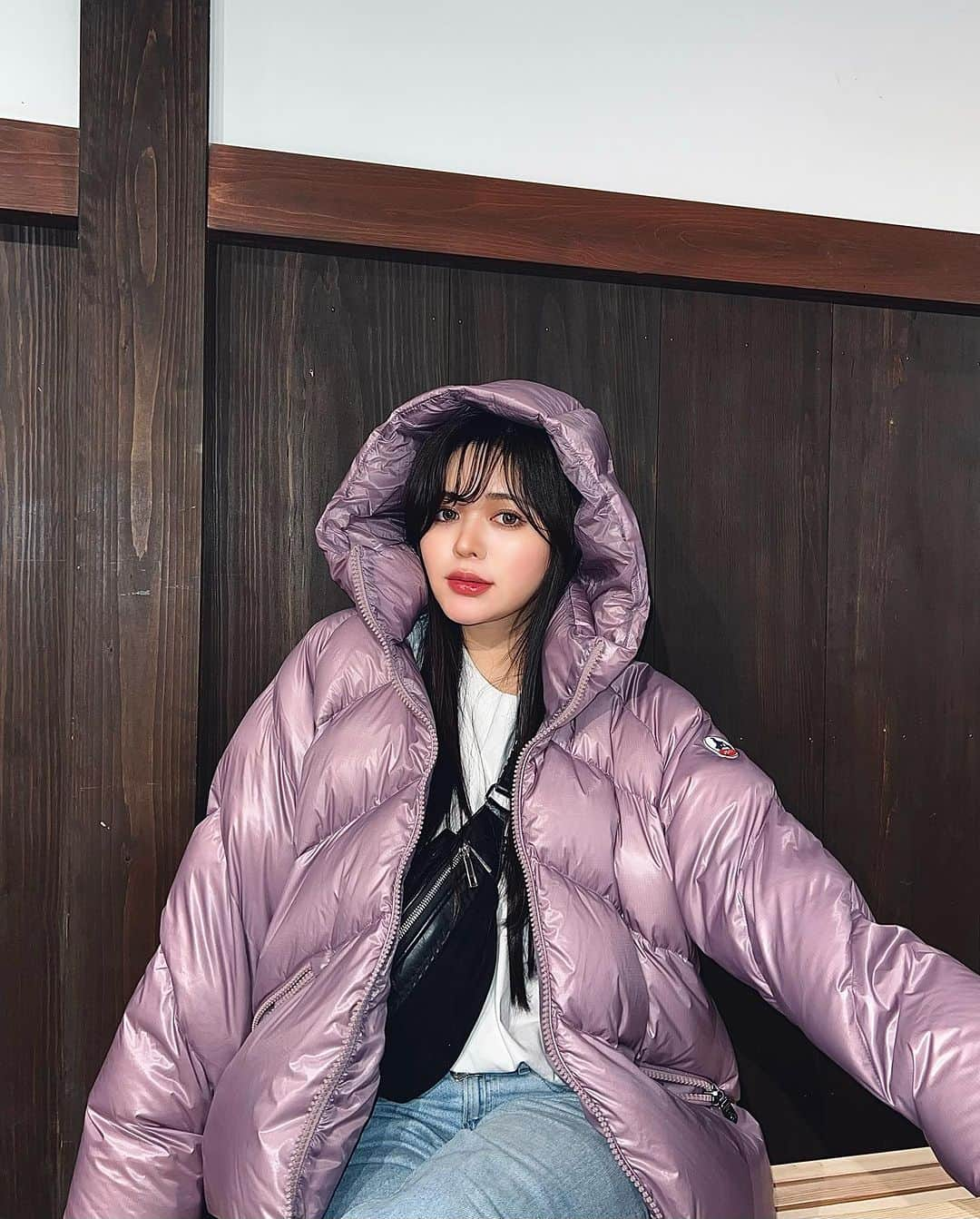 junko onagi ／小梛準子さんのインスタグラム写真 - (junko onagi ／小梛準子Instagram)「New outer @jottjapan ❄️💜  PRのお手伝いをさせていただくようになってから早3年。  初年度から毎年冬になるとJOTTのダウンを新しく1着お迎えするというのが段々とわたしの中で恒例行事となり、冬を感じるイベントとなってきました🤣♡  ただ、すごいのが一番最初にゲットしたロングも 去年のショートも毎年ヘビロテしていること◎  今年はパッカブルタイプでは無くデザインで選びましたが 軽さや機能性、暖かさに高山出張がかなり冷え込んでいたので助けられました🥹  只今JOTTさんは高島屋の全国主要店舗にてPOPUP STOREを開催しているので、今年の冬支度の際に是非お手に取っていただきたいです🤍  #JOTT #JOTTJAPAN #ジョット #ダウンジャケット #ダウンコート #ロングダウンコート #ロングダウン #岐阜県 #岐阜県高山」11月13日 22時09分 - jnco0417