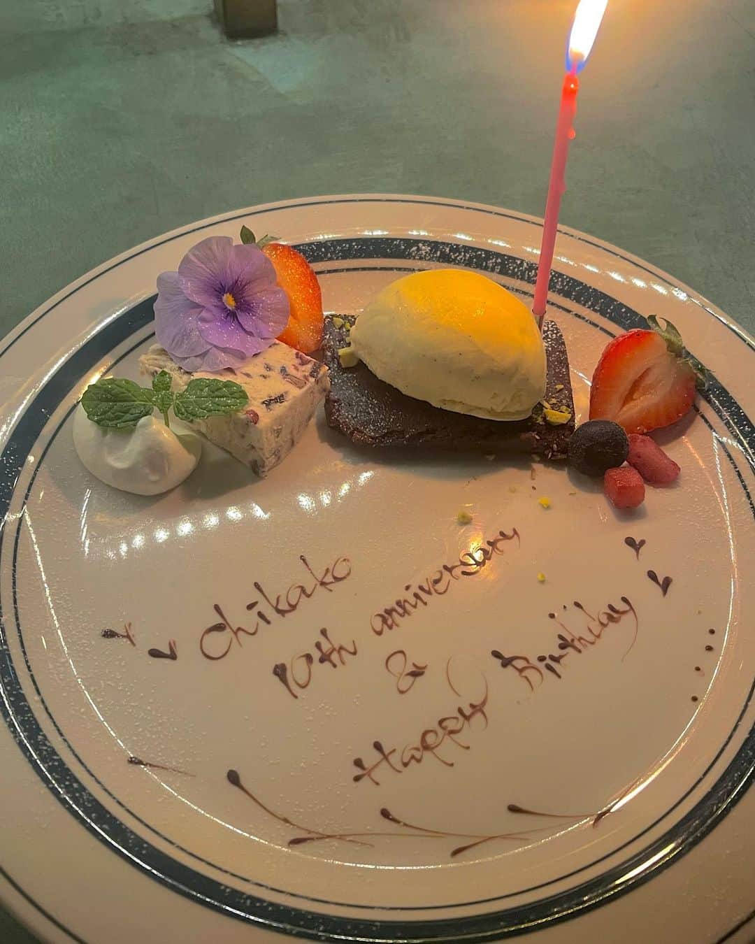 松本慈子のインスタグラム：「* 名古屋のお姉ちゃんがお誕生日と10周年お祝いしてくれました😭嬉しすぎるサプライズ！！！ ご飯もとってもおいしかった〜🤤🥩🍷 奈々さん、ありがとうございます💖」