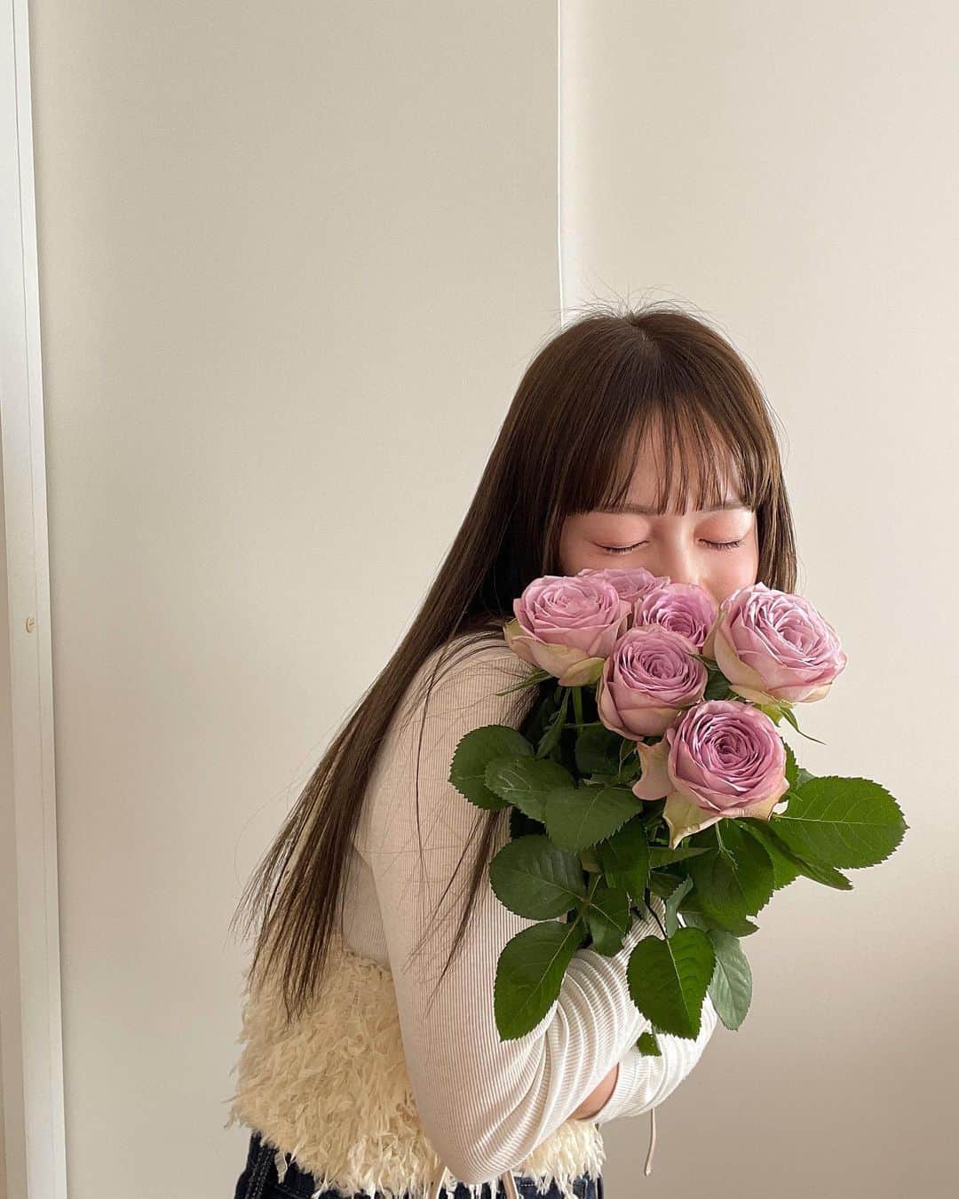 大田くるみのインスタグラム：「誕生日でした🎂 記念に前髪をザクっとカットしてもらい 視界良好で新しい一年を迎えられそうです👓🌷  好き勝手頼んだUberと 旦那が買ってきてくれたケーキで お腹はち切れるくらい栄養もたくさんチャージされたよ🤣  最近風邪をひきやすかったり すぐ体調を崩しがちなので、 自分への誕プレは自宅で出来るよもぎ蒸しセットを買いたいなと思ってる、、、笑  目標としては、 アンチエイジングだったり 美容も改めて色々学びたいし、 あとは自分の気持ちを言語化する能力を鍛えるために 生活に活字を取り入れたいところ。 （みなさんのおすすめの本があったら教えてください🙇）  "完璧な人" にはどうやらなれなそうなので 何も出来ないって落ち込むのはやめて、そんな時間は自分のことを好きになれるようなムーブかまして生きていきたいね！  そうそう、 あやかが誕プレにくれた @gisou のヘアオイルが良すぎて感動！🥹  見た目も可愛すぎて たくさん使いたいけど、なくなってほしくない そんな気持ちです🤣 . . . #1113」