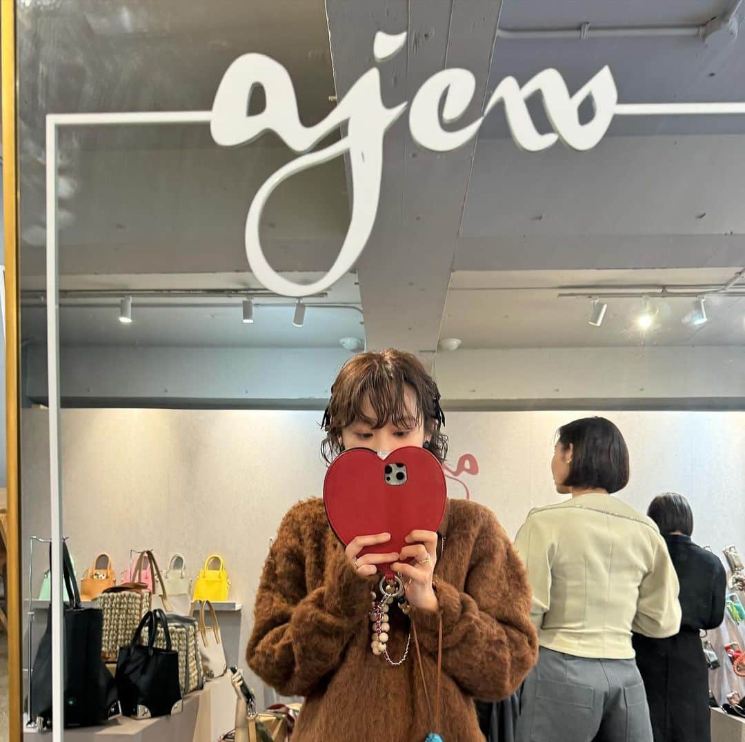 高橋愛のインスタグラム：「@ajew_official ❤️  この子にしたよっ ハート可愛い🥹  そして 15周年、おめでとうございます㊗️」