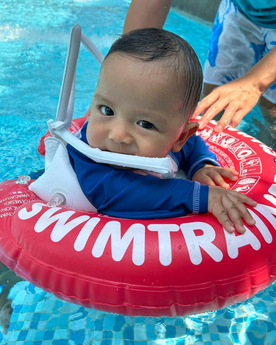 瀬間友里加さんのインスタグラム写真 - (瀬間友里加Instagram)「His 1st time Swimming pool👶💙 3連休のシンガポールでプールデビュー😍 2日連続入り、初日は冷たいお水に泣いてたけど、次の日には慣れて喜んでおりました☺️この浮き輪だと安心🛟💓 久しぶりの3連休楽しかったなぁ🇸🇬 #singapore #シンガポール生活 #シンガポール在住 #シンガポール子育て #5ヶ月 #5ヶ月ベビー #5ヶ月男の子」11月13日 22時02分 - yurika.sema