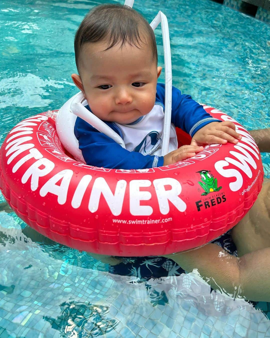 瀬間友里加さんのインスタグラム写真 - (瀬間友里加Instagram)「His 1st time Swimming pool👶💙 3連休のシンガポールでプールデビュー😍 2日連続入り、初日は冷たいお水に泣いてたけど、次の日には慣れて喜んでおりました☺️この浮き輪だと安心🛟💓 久しぶりの3連休楽しかったなぁ🇸🇬 #singapore #シンガポール生活 #シンガポール在住 #シンガポール子育て #5ヶ月 #5ヶ月ベビー #5ヶ月男の子」11月13日 22時02分 - yurika.sema