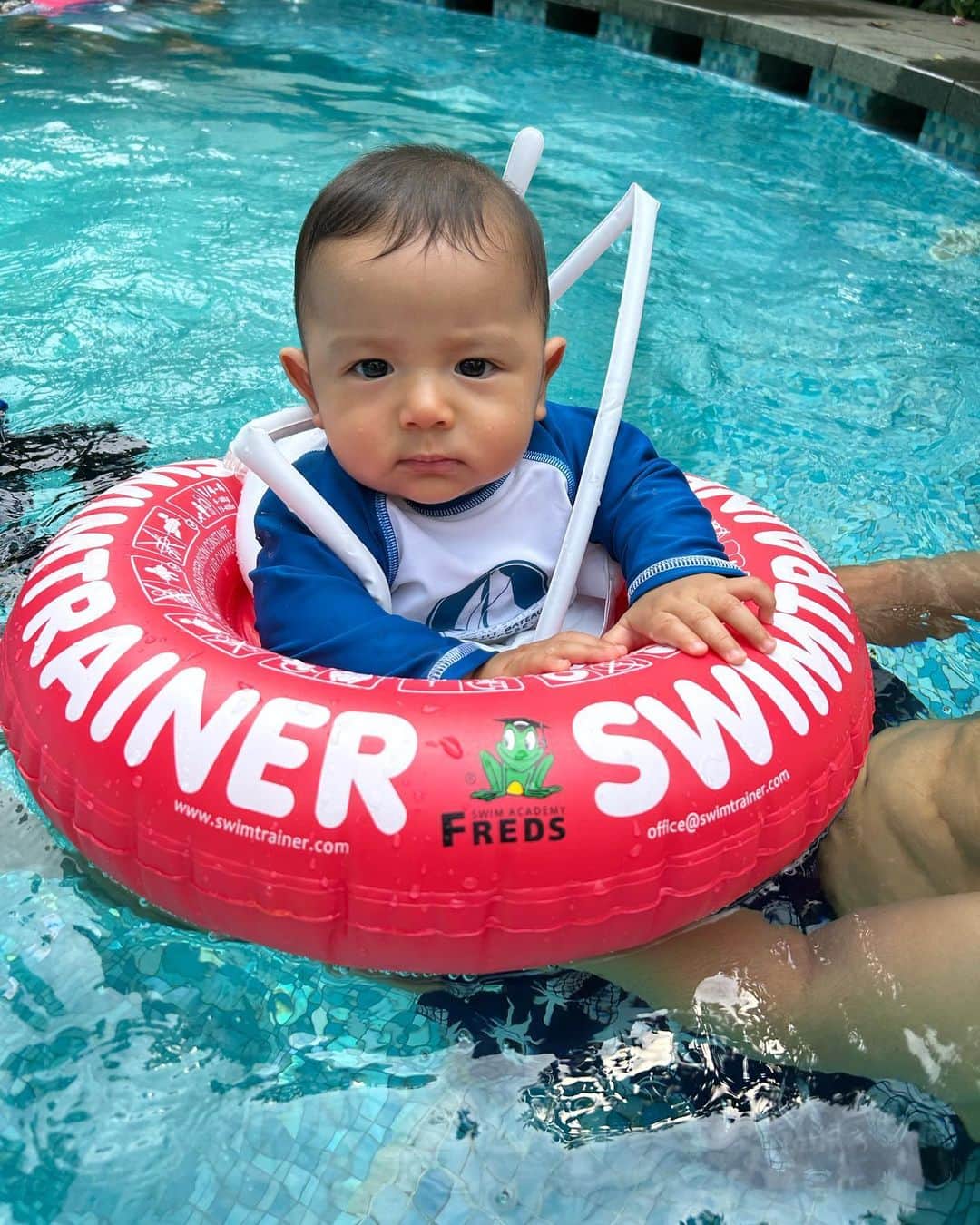 瀬間友里加のインスタグラム：「His 1st time Swimming pool👶💙 3連休のシンガポールでプールデビュー😍 2日連続入り、初日は冷たいお水に泣いてたけど、次の日には慣れて喜んでおりました☺️この浮き輪だと安心🛟💓 久しぶりの3連休楽しかったなぁ🇸🇬 #singapore #シンガポール生活 #シンガポール在住 #シンガポール子育て #5ヶ月 #5ヶ月ベビー #5ヶ月男の子」