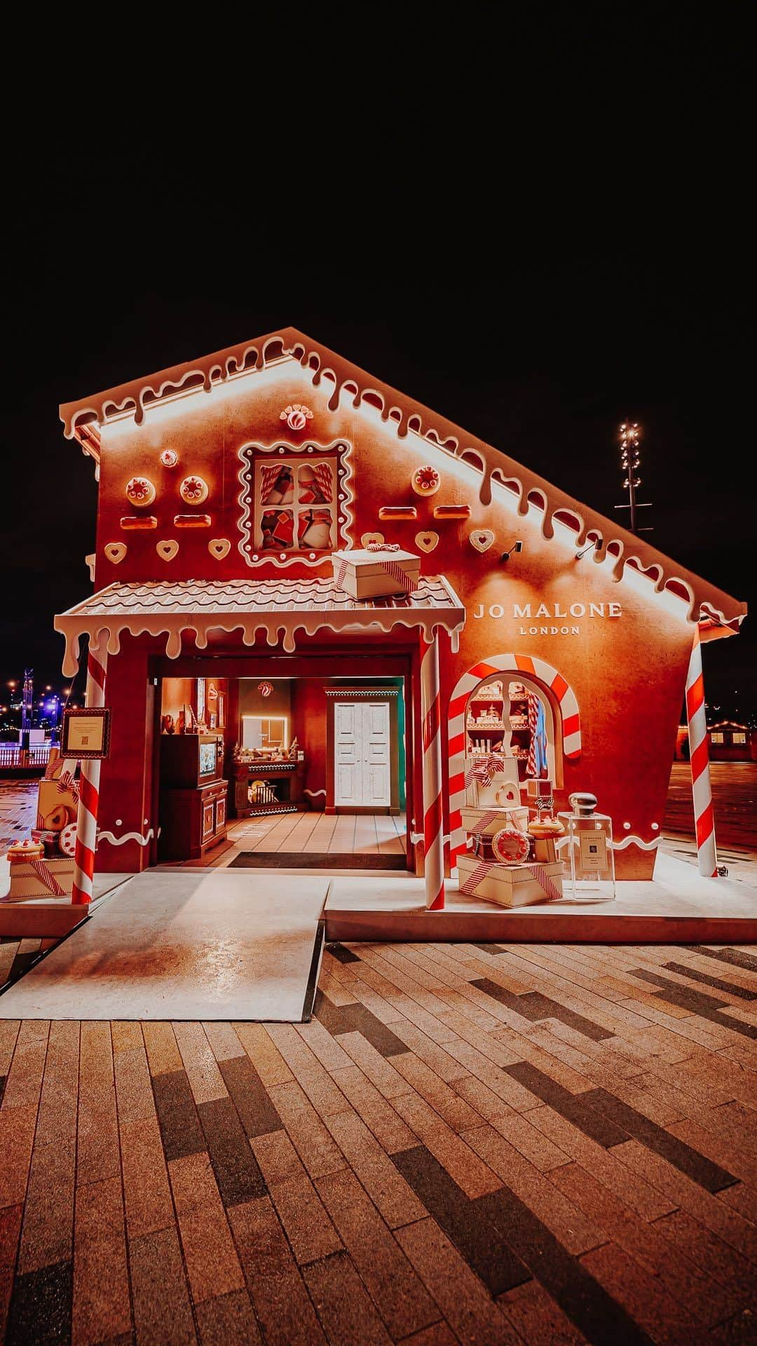 Jo Malone Londonのインスタグラム：「Head to Glide at Battersea Power Station for a gingerbread house-themed immersive experience. Step inside the icing-frosted walls to discover interactive displays and get a taste of our delicious festive collection.   Now open until 7 January 2024, follow the link in bio to find out more.」