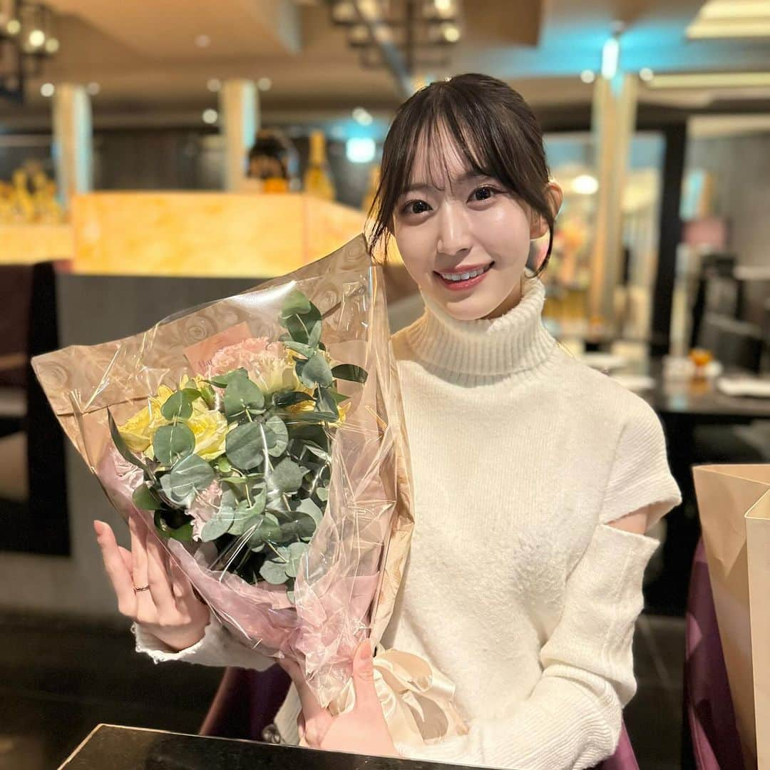 齋れいなさんのインスタグラム写真 - (齋れいなInstagram)「22歳になりました💐  金スマ出演からすぐの誕生日だったので、昔のお友達や親戚から嬉しいメッセージをたくさんもらえて、今まででいちばん自分を認められた日になりました^ ^ みなさんいつも支えてくれてありがとうございます💐  年末には舞台が2本ひかえています。 楽しみに待ってくださる方と、来年の私のために全力で応えたいです！🎂  よろしくお願いします‼︎  #齋れいな #誕生日#22歳#大学生#女子大生#GINZASIX#銀座#銀座ディナー#銀座シックス#銀座カフェ#東京カフェ#花束#ginza#flower#プレゼント#グランラウンジ#ラウンジ#thegrandlounge#lounge#ザグラン銀座」11月13日 22時04分 - itsuki_reina