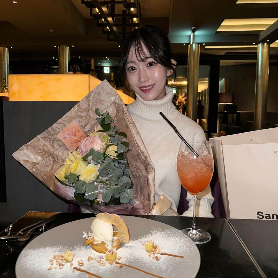 齋れいなさんのインスタグラム写真 - (齋れいなInstagram)「22歳になりました💐  金スマ出演からすぐの誕生日だったので、昔のお友達や親戚から嬉しいメッセージをたくさんもらえて、今まででいちばん自分を認められた日になりました^ ^ みなさんいつも支えてくれてありがとうございます💐  年末には舞台が2本ひかえています。 楽しみに待ってくださる方と、来年の私のために全力で応えたいです！🎂  よろしくお願いします‼︎  #齋れいな #誕生日#22歳#大学生#女子大生#GINZASIX#銀座#銀座ディナー#銀座シックス#銀座カフェ#東京カフェ#花束#ginza#flower#プレゼント#グランラウンジ#ラウンジ#thegrandlounge#lounge#ザグラン銀座」11月13日 22時04分 - itsuki_reina