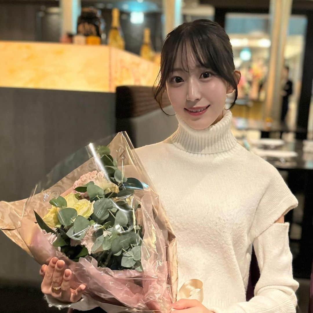 齋れいなさんのインスタグラム写真 - (齋れいなInstagram)「22歳になりました💐  金スマ出演からすぐの誕生日だったので、昔のお友達や親戚から嬉しいメッセージをたくさんもらえて、今まででいちばん自分を認められた日になりました^ ^ みなさんいつも支えてくれてありがとうございます💐  年末には舞台が2本ひかえています。 楽しみに待ってくださる方と、来年の私のために全力で応えたいです！🎂  よろしくお願いします‼︎  #齋れいな #誕生日#22歳#大学生#女子大生#GINZASIX#銀座#銀座ディナー#銀座シックス#銀座カフェ#東京カフェ#花束#ginza#flower#プレゼント#グランラウンジ#ラウンジ#thegrandlounge#lounge#ザグラン銀座」11月13日 22時04分 - itsuki_reina