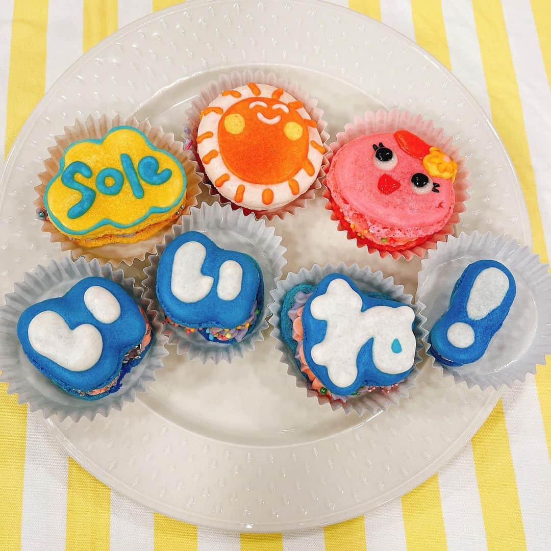 重長智子のインスタグラム：「. . 世界のお菓子が大集合🇰🇷🇺🇸🇩🇪 . カラフルでポップなお菓子の数々に 目を奪われました🥹 . 今、小学生(特に女の子)に大人気だそうです‼︎ . 気になった方は、 静岡市葵区駿府町にある「LADY PINK」へ💨 . 「soleいいね！」のトゥンカロンも注文して 作ってもらいました‼︎感動🥹🥹 . むむむ、トゥンカロンって…？？😳 . 私も最近知りましたが、 バタークリームを挟んだマカロンなんですって✨ . ふわふわで美味しかったです💓 撮影へのご協力ありがとうございました‼︎ . . #静岡 #LADY PINK #世界のお菓子 #カラフルなお菓子 #これが令和のお菓子」