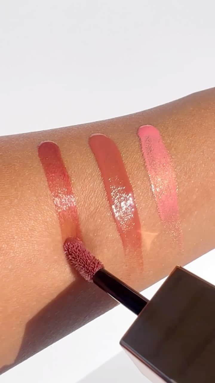 NARSのインスタグラム：「Stocking stuffers that aim to please. Treat someone you love (or yourself) to merry minis featured in our new Holiday Collection.  Starring: ⭐ Invite Only Mini Afterglow Liquid Blush Set  ⭐ Up All Night Mini Powermatte Lip Duo ⭐ Mini Dolce Vita Blush Duo  Video by @aman_burm.」