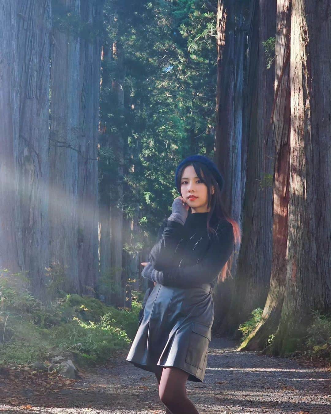 ビーム先生のインスタグラム：「ป่าอุโมงค์สนในตำนานกว่า 400 ปี #Togakushi สวยมากกกกกกกกกกกกก เหมือนหลุดเขาไปในโลกเทพนิยายเลย 😍✨ ฤดูใบไม้ร่วงนี่แหละสวยที่สุดแล้ว   400年前に植えた杉並木が今でもとてもきれいな場所として残ってるなんて、すごい🍁  Togakushi เป็นภูเขาแห่ง Power Spot ที่มีถึง 5 ศาลเจ้า (เดินครบก็จะเมื่อยหน่อยนะ ฮ่าๆ) ระหว่างเดินทางเราจะผ่านอุโมงค์ต้นสนยักษ์ที่เรียงรายสองข้างทางกว่า 500 เมตร เขาบอกว่าต้นส้นเหล่านี้มีอายุมากกว่า 400 ปีทั้งหมด  ถูกปลูกขึ้นมาตั้งแต่สมัยเอโดะ  หลังจากผ่านไป 400 ปี  ที่นี่กลายเป็นที่ ๆ สวยและดูลึกลับมาก ๆ เลย แถมมีผู้คนจากทั่วโลกมาเยี่ยมเยือน ขอบคุณบรรพบุรุษค่ะ   🚌 ขึ้นรถบัสของ Alpico จากสถานี Nagano ได้เลย (ฝั่งประตู วัด Zenkoji ) ลงที่ป้าย Togakushi-Okusha-iriguchi ถึงแล้วแวะกินโซบะร้าน Naosuke กันด้วยนะ    ใช้เวลาเดินทางประมาณ 1 ชม.   ตารางรถบัส Nagano ไป Togakushi https://shorturl.at/cpNWY  #Alpico #อัลปิโก้ #นากาโนะ #ญี่ปุ่น #เที่ยวญี่ปุ่น」