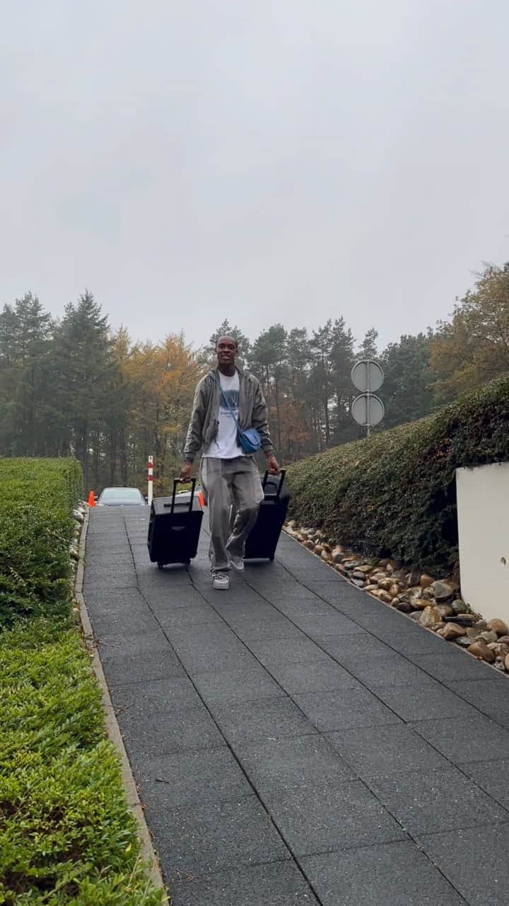 サッカー オランダ代表チームのインスタグラム：「Afternoon boys! 🤝😎 #TheNextUp 🔙🔶  #NothingLikeOranje」