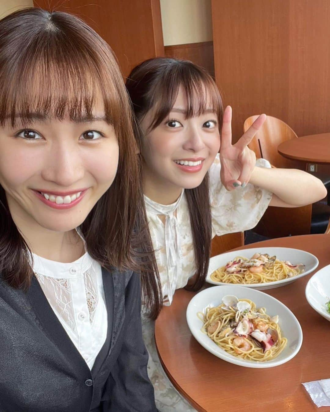 菊池柚花のインスタグラム：「. フジテレビアナウンサーの岸本理沙ちゃんとランチに行ってきました🍽️🤍  初出し情報ですが…笑 理沙が事務所に所属していた時、一緒にアナウンスレッスンを受けていた仲なんです♡  いつも優しくて眩しい笑顔が最高に素敵で、アナウンサーとして活躍する姿に日々刺激をもらっています✨ 久しぶりに会えてとっても嬉しかった🥹🫰🏻  いつか2人で海外旅行に行きたいね、 そんな話をしながら夢が膨らむ幸せな時間でした☺︎  最高に癒された🥰」