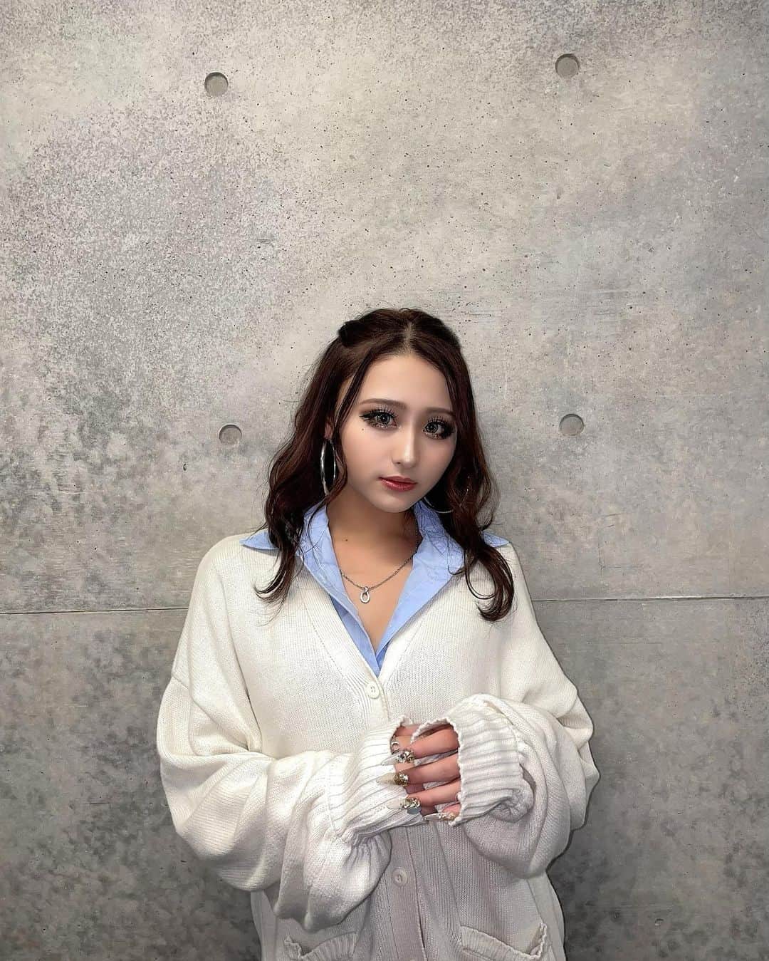 伊藤愛依海のインスタグラム：「🤍  今日好きステージの時の🫶  ブルーシャツに白カーデかわちぃ♡ この組み合わせらぶ  #jk3 #ギャル #egg」
