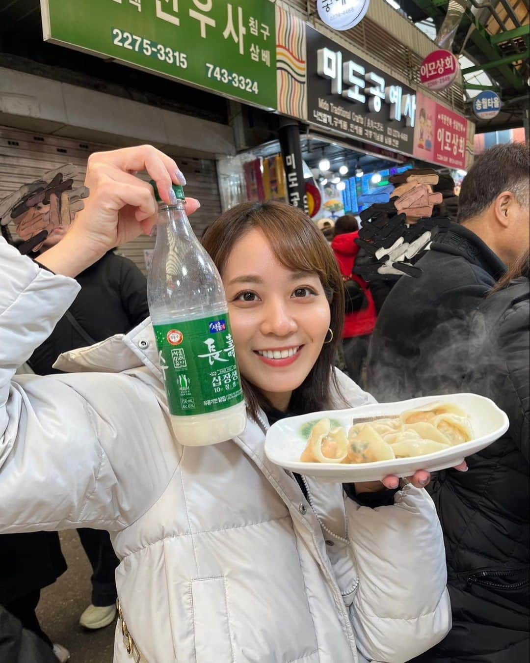 高里絵理奈のインスタグラム：「.   親友たちと韓国旅行✈︎ たくさん食べて飲んで幸せ時間でした🇰🇷🤍 一部をシェアします🫰 　 帰国したら東京も寒くてびっくり！！ 風邪引かないように気をつけましょう〜⛄️ 　 　 #韓国旅行 #韓国グルメ」