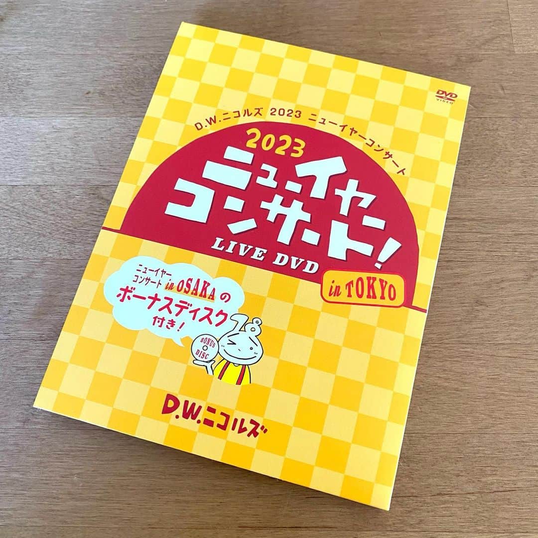 わたなべだいすけのインスタグラム：「2023.11.13  ONLINE SHOPで販売開始！  DVD 「D.W.ニコルズ  2023 ニューイヤーコンサートin TOKYO」 ¥5,500 tax in  「D.W.ニコルズ  2024 CALENDAR」 ¥1,500 tax in  「レモネードキーホルダー」 ¥800 tax in  「EVERGREEN-T」 ¥5,500 tax in」