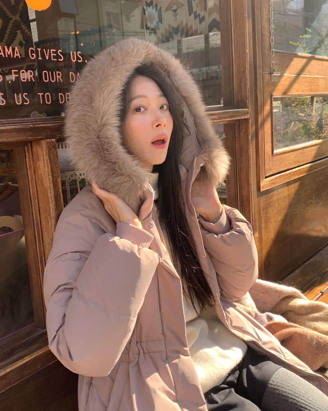 ミナ さんのインスタグラム写真 - (ミナ Instagram)「한국인 얼려 한국인 녹여 아니 다시 꽁꽁 얼려..❄️ #광고 어제 너무 춥길래 오늘은 롱패딩에 목도리 장갑까지 아주 단단하게 입고 나갔어요✨  얼마 전 여행가서 캠핑할 때 입었던 패딩!  오늘은 데일리한 느낌으로 몽글몽글한 겨울 아이템들과 함께 매치해봤어요. 이렇게 입고 테라스에 앉으니까 겨울 온천탕처럼 공기는 차가운데 몸은 따뜻한 그 느낌이라 포근하니 기분이 좋더라구요🫶🏻  더 추워지기 전에 햇살 따뜻한 낮 시간 겨울 테라스 한 번 즐겨보세요! 오늘 다녀온 용산 파차마마 베이커리 - 능동미나리 - 공원산책 코스 추천해봅니다🧚🏻‍♀️  #디스커버리패딩#디스커버리롱패딩#켈리롱패딩」11月13日 22時13分 - blossomh_