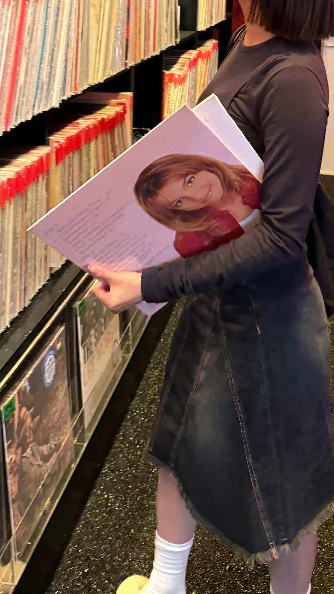 古田愛理のインスタグラム：「ずっと行きたかった @music.complex.seoul 🎧🩶  安国駅の近くにあるよ〜 場所はかなり分かりづらい、、、🫠  閉店時間ギリギリに行ったからほぼ貸切状態だった！  オシャレで可愛いバチイケ空間なの🫧 写真映えばっちりだね＾＾  今回の韓国旅行で一番お気に入りの場所かも♡ いや韓国で一番好きな場所かも...  文だけでは語りきれないので YouTubeお楽しみに🫰🏻」