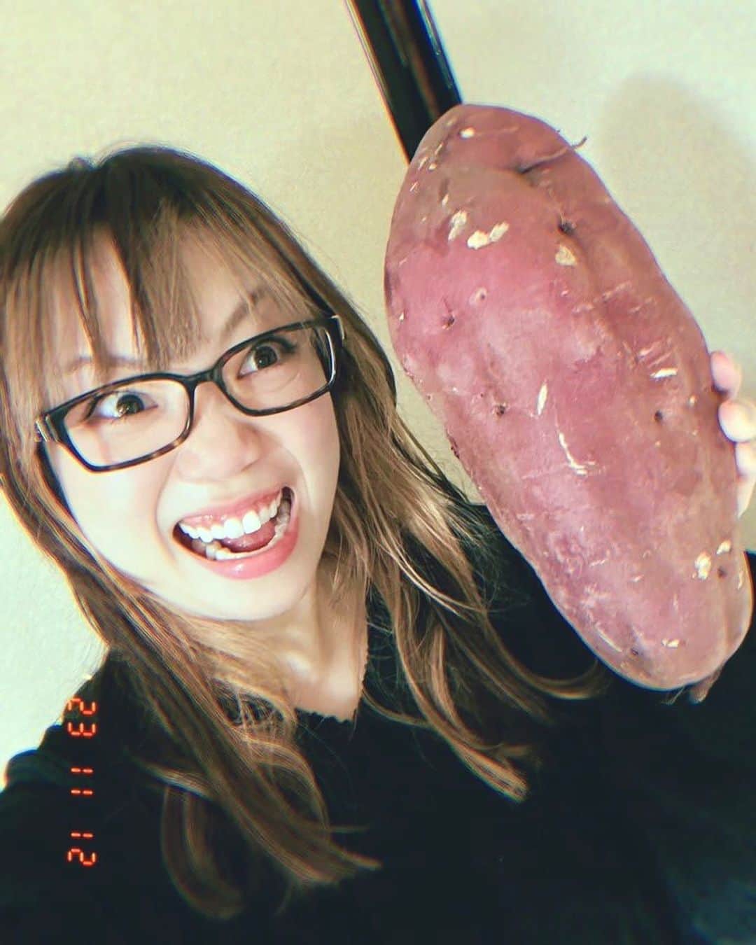 朝倉さやさんのインスタグラム写真 - (朝倉さやInstagram)「さつまいも🍠 でがーーーーー！  実家から半分もらって何度目かの上京🚄(直売所で買ったんだそう。) さつまいもご飯とさつまいも味噌汁にしたっけよ〜☺️まだまだある☺️笑  #山形 #さつまいも #さつまいもご飯 #さつまいも味噌汁 #Japan #yamagata #sweetpotato #sayaasakura」11月13日 22時15分 - asakurasaya