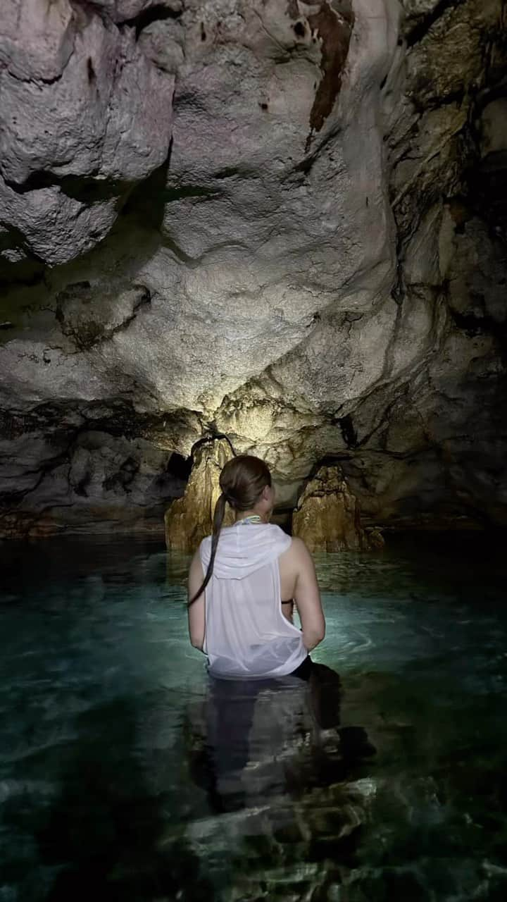 神田藍香のインスタグラム：「🇬🇺Guam ⁡ 海はもちろん自然を感じたかったので 神秘の洞窟パガットケーブトレッキングを体験🩵 ⁡ 洞窟では懐中電灯🔦を照らしながら どんどん奥へ進んでいくからドキドキワクワクが 止まらなかった✊🏻‪ ̖́-‬ 片道1時間ジャングルみたいな所と崖を歩いて 自然を感じ、グアムの歴史など 色々お話をしてくれたのでとても楽しかった✨ ⁡ グアム行くなら是非体験してみてね🌳🍃 ⁡ ⁡ ⁡ ⁡ .」