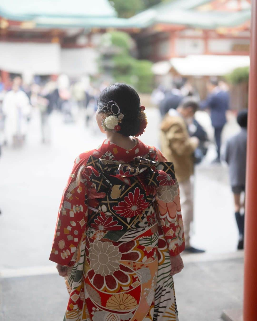 高橋志津奈のインスタグラム：「日曜日は成人式の前撮りをしてきました✨✨ まーーー可愛いの🩶🩶🩶 ほんとこのお着物前からも後ろからも可愛くて、帯がかなりお気に入り🩶 . この歳じゃ無いと着れない色で若々しくて可愛い仕上がりに。親子ともども大満足🩶 . 20歳か、、なんかしみじみ。 生まれた時のことを思い出しました😊 . こんなに大きく成長して、感謝だな😊 . もっともっと大きな世界を見て、たくさんの経験をして欲しいなとか欲張りな夢を考えながら、、。 生きててくれるだけで幸せと思ったあの頃を思い出したのでした🤭🤭 . #20歳 #成人式#前撮り#振り袖#アンティーク」