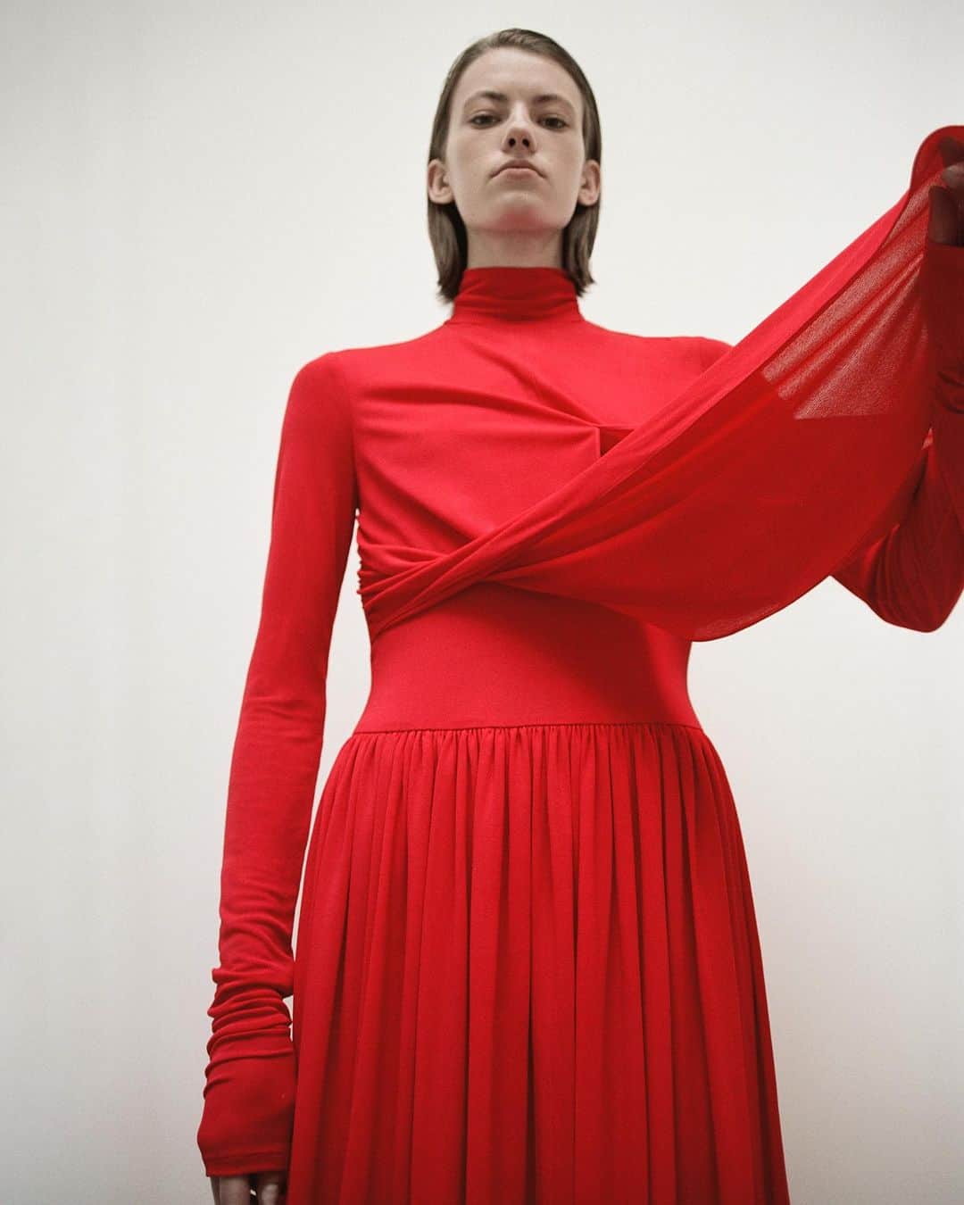 プロエンザスクーラーのインスタグラム：「Pre-Spring 2024: Meret Crepe Jersey Dress   Discover now at proenzaschouler.com  #proenzaschouler」