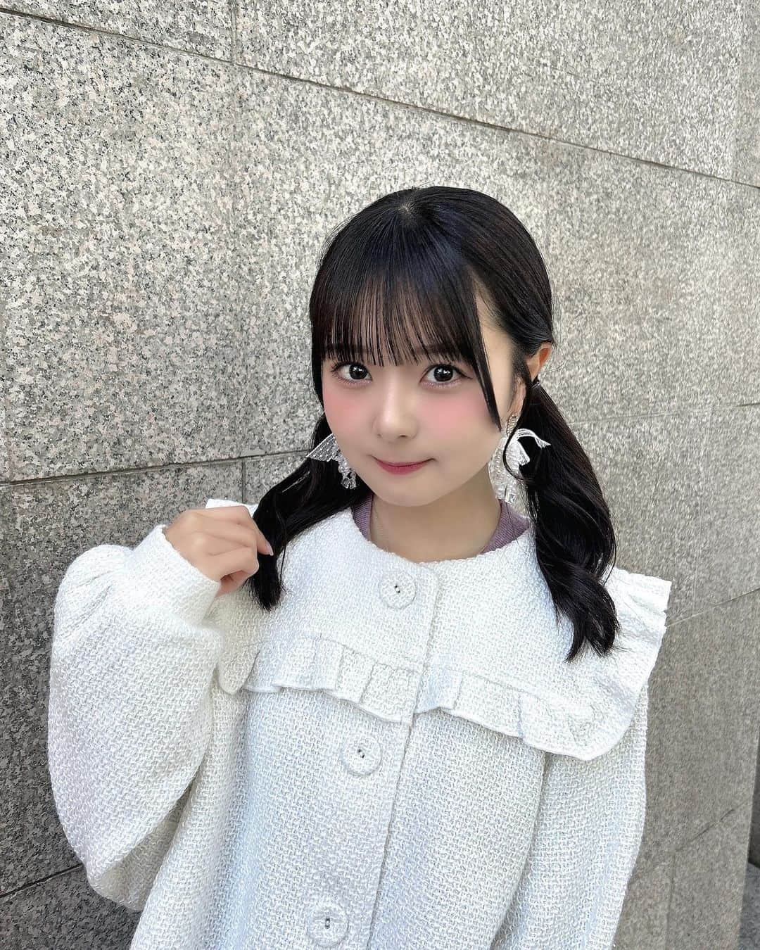 久保田沙矢香のインスタグラム：「新しく買ったアウター着たよ！⛄️  襟が可愛くて好き( ' ' )♡  #merryjenny #メリージェニー #アウター #ツイード #白 #白コーデ #冬 #冬コーデ #冬服コーデ #ミディアムヘア #ミディアムヘアアレンジ #黒髪 #ツインテール #巻きツイン」