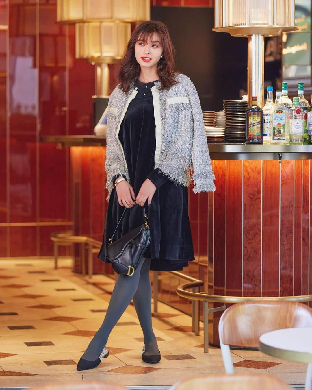 のインスタグラム：「［ New Item ］  ラメ糸をMIXしたファンシーヤーンで織りなす編み地が魅力的なニットジャケット。  Chestyオリジナルのカラーリングが特別な存在感を演出します。  フリンジのあしらいが装いに程良いアクセントを加え、パイピングラインが洗練度をアップ。  ツイードの華やかさをニットの編み地で表現し、少し厚みのある、温かく柔らかな風合いで、普段使いもしやすい着心地に。  カジュアルにもエレガントにもスタイリングしやすい一着です。  ✔︎ ツイードライクニットジャケット  【Color】  Navy , Gray , Pink  【Size】  0 , 1  Online Shop : 11/14(火) 18:00 Release SHOP : In Store Now  #chesty #チェスティ」