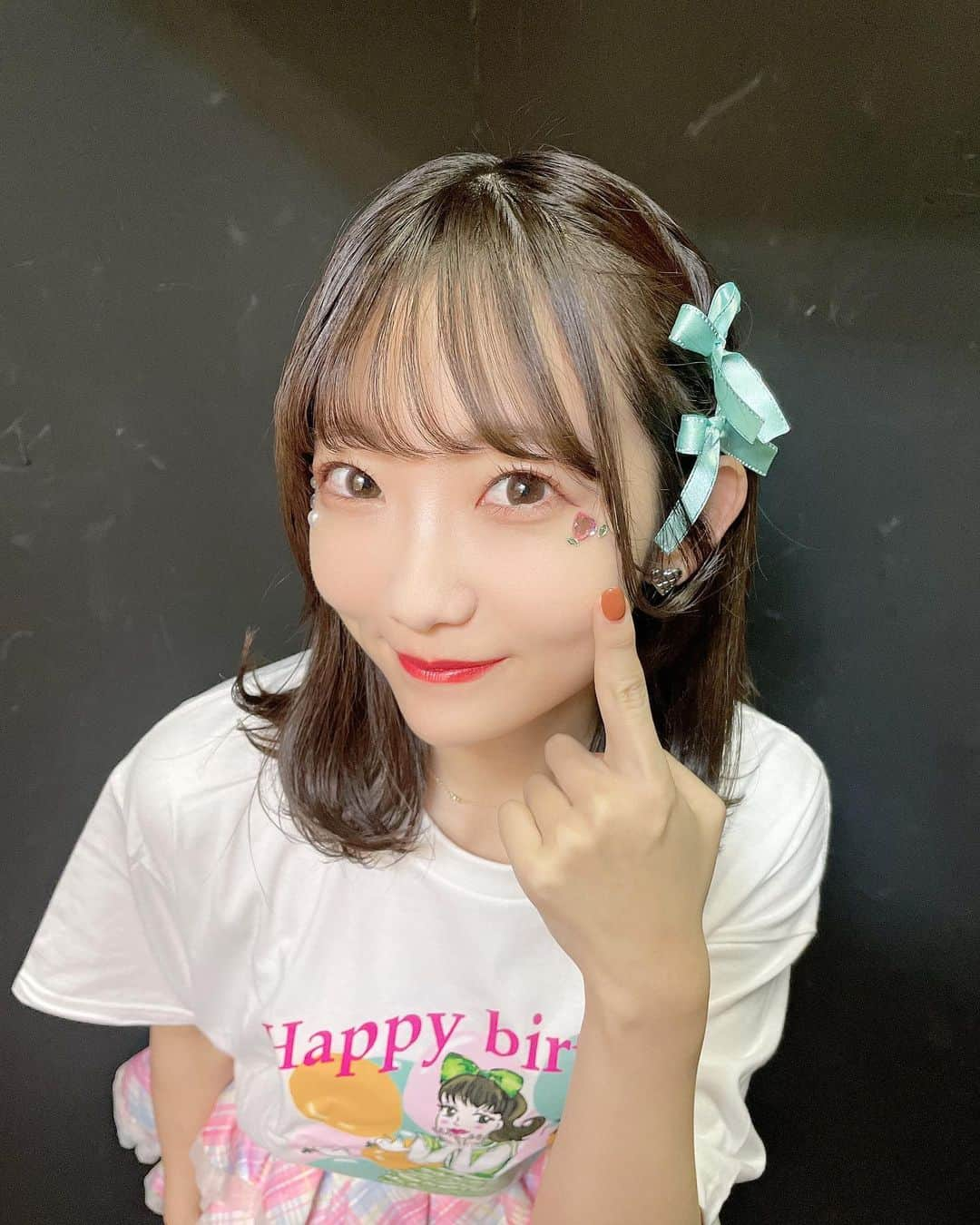 夏川愛実さんのインスタグラム写真 - (夏川愛実Instagram)「⁡ ⁡ ももちゃん生誕ライブだったので 桃っぽいストーン🩷🍑 ⁡ ハート逆にして緑のちょんちょんつけた😌🍑 ⁡ ⁡ #生誕祭#アイドル#アイドルアレンジ#アイドルヘア #ボブ#ロブ#ショートヘア#ヘアカラー#暗髪カラー #ヘアアレンジ#秋コーデ#淡色女子#淡色コーデ #148cm#f4f#いいね返し#l4l#フォロバ ⁡ ⁡ ⁡ ⁡」11月13日 22時26分 - ami_natsukawa