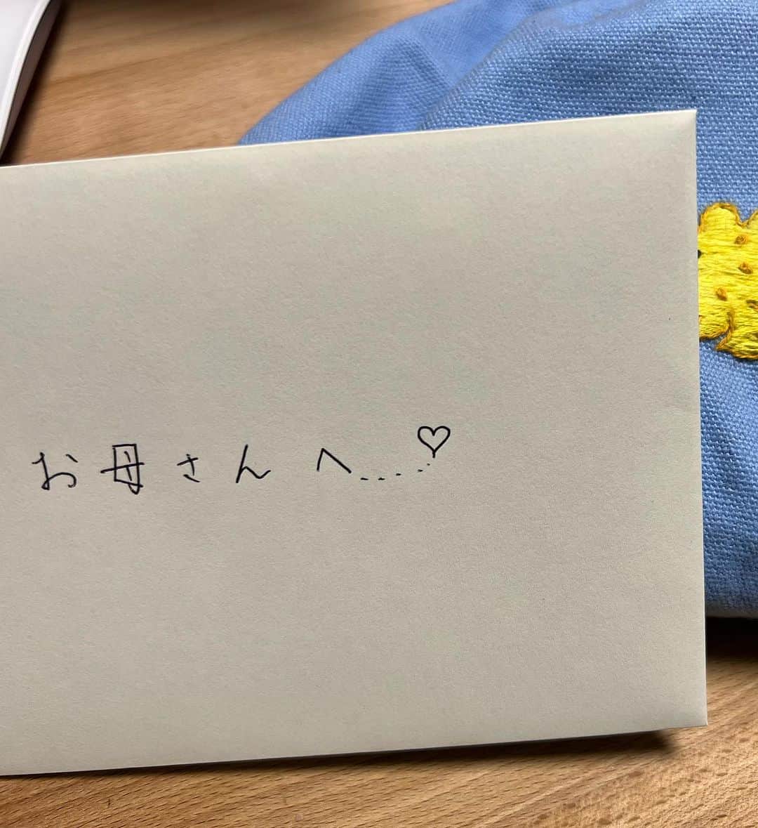 田中美佐子さんのインスタグラム写真 - (田中美佐子Instagram)「誕生日にはメッセージをありがとうございました！  私の大好きな品川水族館へ行ってきました。 偶然だけど、娘からの誕生日プレゼントが朝までかけて刺繍してくれたカエルアンコウちゃんのポーチだったんです！可愛いでしょ💕💕💕 偶然にも品川水族館で一匹だけ発見！ 宙に浮いてるみたい！可愛い😍 大好きなオオカミウオもいました^_^  娘は私の好きなお魚をよく知っております^_^ さすがにオオカミウオは刺繍には難しいよね。  朝まで頑張ってくれて、ほんとにありがとう🩷 世界に一つしかないポーチ👍👍👍  そして、ケーキとお手紙。 涙出ちゃうほど優しい内容に感動しながら読んでたら、、、こんな字を発見！笑笑笑笑！ 素適→素敵😆 本人もなんか違うと思ったー！と。 うーん、違うと思ったら、ちょっと調べてみてくれてもいいのかなー。。。😆😆  そして、今日の夕飯は、春菊の胡麻和えと白菜と鶏肉の牛乳スープ。春菊の胡麻和えも美味しくて止まらなくなった。春菊大好き！ 牛乳は水で半分くらい薄めて、鶏ガラスープの素で味付けしただけです。コク出すのにバターもいいのかなー。 鶏肉、玉ねぎ、にんじん、白菜の茎、しめじを炒めて塩胡椒してから、白菜の葉っぱを入れて牛乳、水、鶏ガラスープの素入れて煮込んで、最後にウインナーを入れてあったかくなるまで煮たら、片栗粉でとろみつけて終わりです。これがまた！すごくおいしかったです！簡単なのに、すごく美味しい。  ケーキ最後の二切れをデザートにいただきました🍰  健康に気をつけて生きていく。 年々、そんなのがテーマになってきた年頃です💪  #品川水族館#昔から大好きな水族館#なんか素朴であったかいけど、レア物もいる！#イルカショーも間近で見ることができて最高だしイルカのお姉さんのお話とてもためになる#昔ダイビングで見たお魚がたくさんいた#シロワニもいたよ！これサメですが、顔がめちゃくちゃ怖いです。昼間はほぼ寝ているので狩りはしないそうで、私は大接近でお顔を拝見させてもらったことがあります。 食べられてしまうかもと思うほど目の前で。 #白菜レシピ、、、次はどうしようかなー。 千切りサラダ、味噌汁、餃子、鍋、、鍋、、鍋、、」11月13日 22時27分 - tanakamisako_