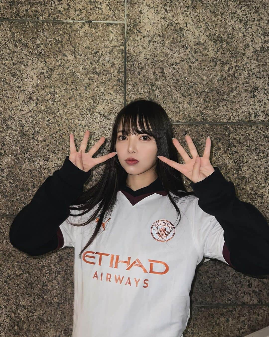 あやてん（島田彩加）のインスタグラム：「⚽️ Chelsea vs Man City | 4 - 4   昨日のチェルシー戦4-4の引き分けだったけど とんでもなく熱い試合でめっちゃくちゃ興奮した！！！！  ストーリーにも載せたけど、実況の下田さんが「この試合に勝者はいないけど、この試合を観た人が勝者かもしれませんね」って言ってたくらい  サッカーおもしろ！！！！！！  もちろん勝ちたかったけども  アカンジ2試合連続ゴールおめでと🥹笑 ドクと踊ってたのかわいすぎて動画何回もみた  てかドクがシティに来てくれて大活躍してるの本当に本当にうれしい🇧🇪この前の1G4A(実質2G3A)やばすぎたはやくユニフォーム買いたい  次の相手はリヴァプール、、🔥  #mancity  #mcfc  #manchestercityfc  #マンチェスターシティ  #ctid #footballshirt  #blokecore  #맨시티  #풋살 #ユニフォーム女子  #ユニフォーム #サッカー女子 #サッカー観戦」