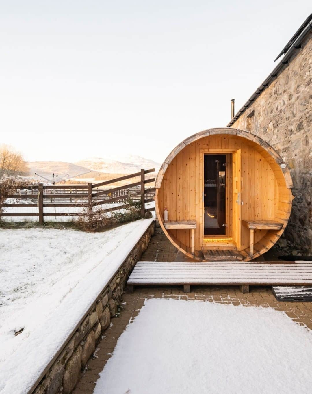 Airbnbさんのインスタグラム写真 - (AirbnbInstagram)「This Finnish barrel sauna — with views of the mountains from the private garden — included with your stay.  🏡 Wildcat Lodge 📍 Highland, Scotland, UK」11月13日 22時21分 - airbnb