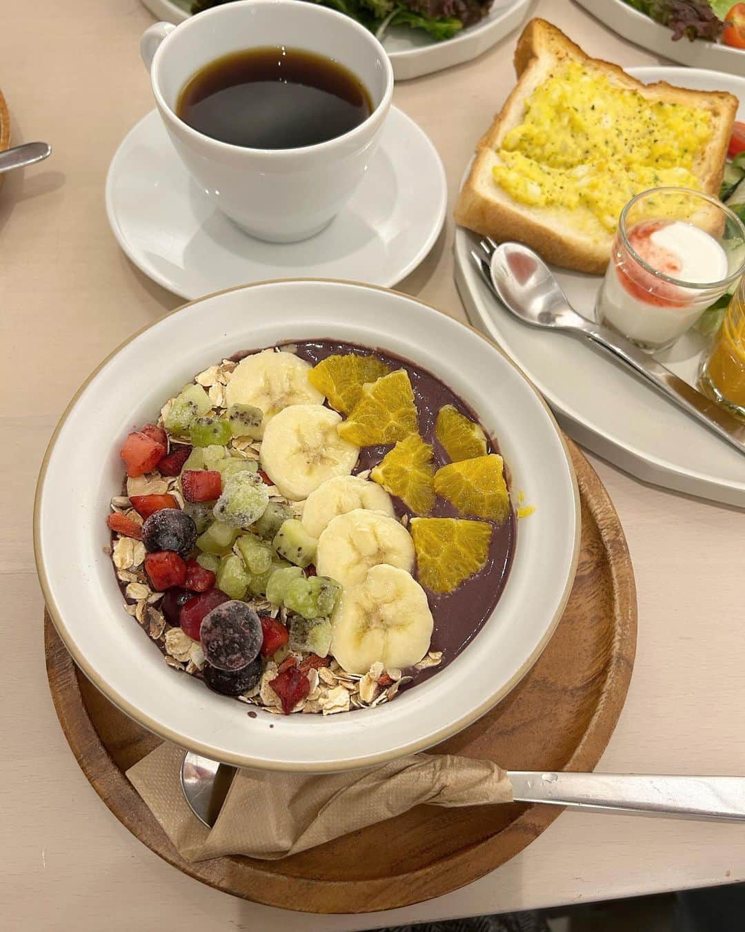 のインスタグラム：「初めて食べたアサイーボウル🍓🍌🥝  沖縄で朝活したよ！ 前よりバナナ食べれるようになった︎︎︎︎︎☺︎  #アサイーボウル」